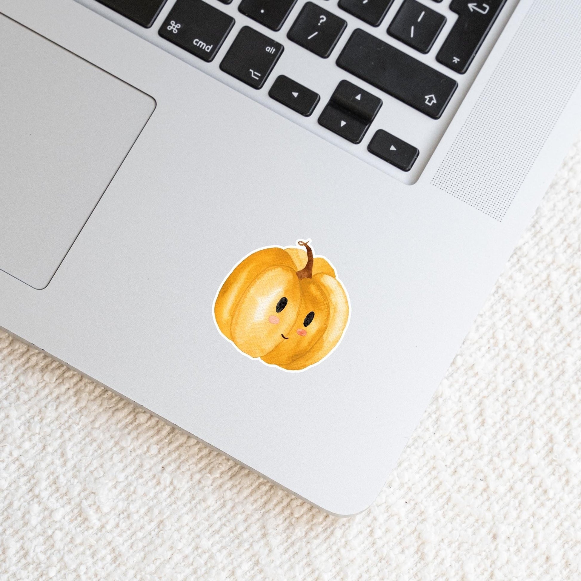 Sticker Kürbis auf einem Laptop. Der handgemalte, langlebige Vinyl-Aufkleber zeigt einen illustrierten Kürbis und eignet sich ideal für individuelle Dekorationen im Herbst.