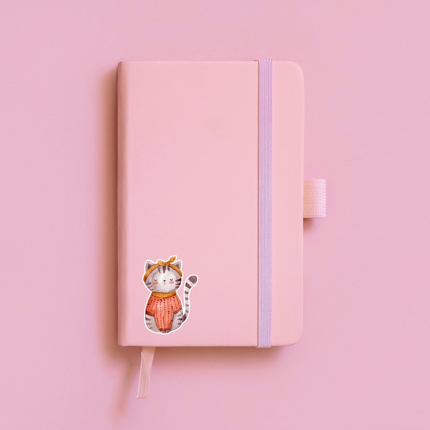 Sticker Katze auf einem rosa Notizbuch: Cartoon-Katze im Vintage-Stil, ideal für Bullet Journals oder Laptops. Hochwertiges, haltbares Vinyl, handgefertigt.