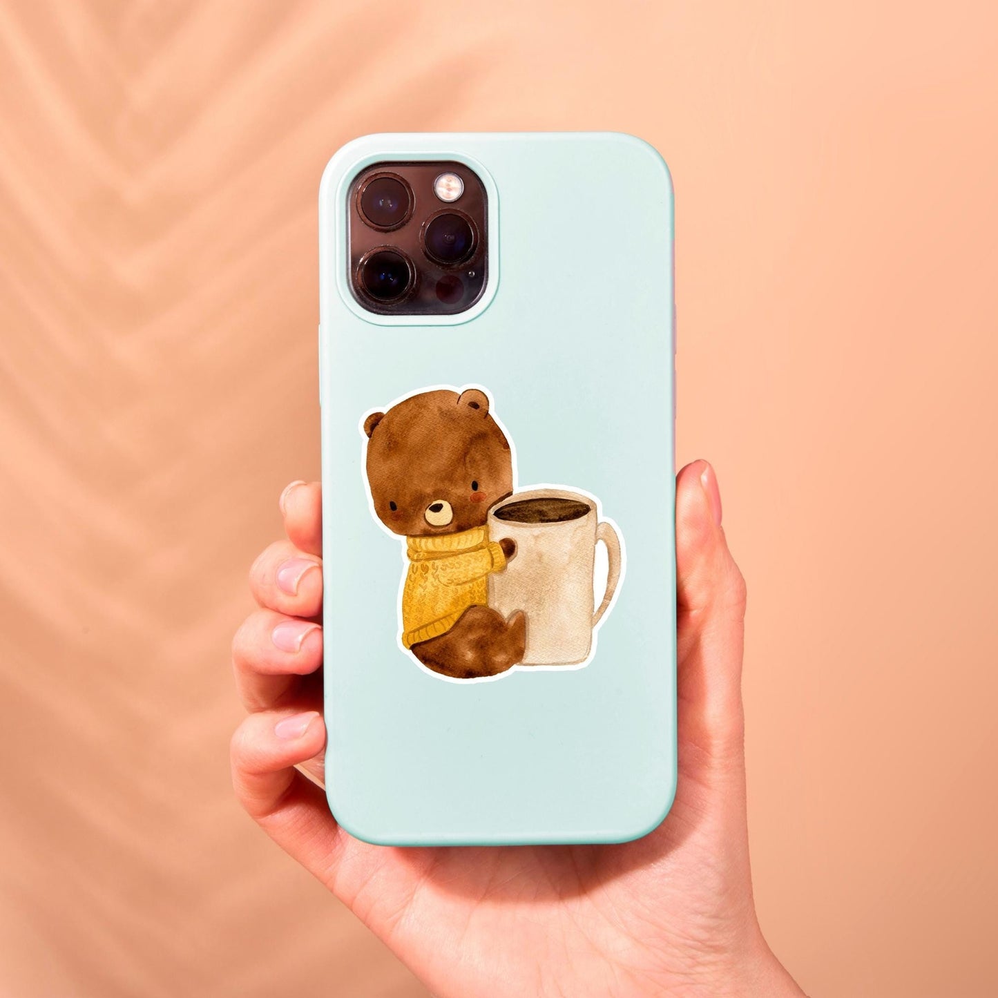 Ein Smartphone-Case mit dem Sticker Bär & Kaffee, zeigt einen Cartoon-Bären mit Kaffeetasse, von Hand gehalten. Perfekt für Kaffeeliebhaber.