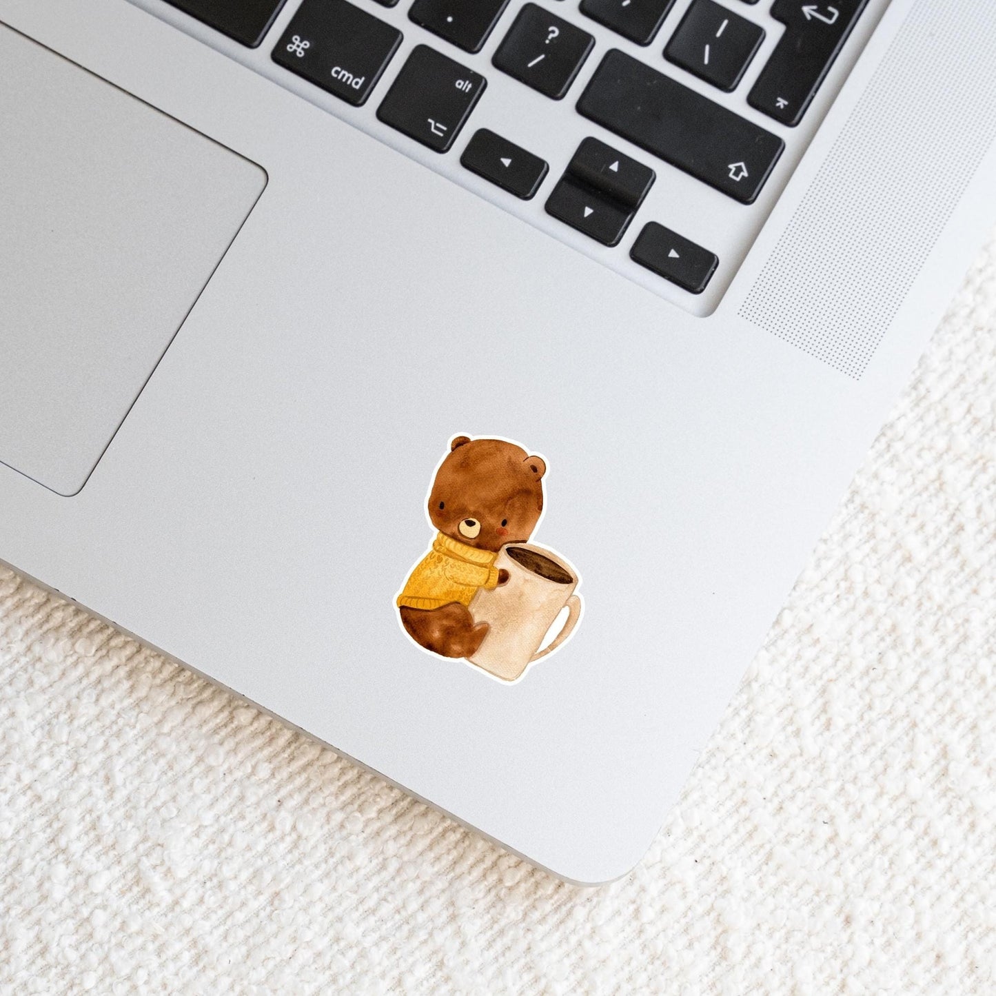 Sticker Bär & Kaffee auf Laptop, zeigt handgemalten Teddy mit Kaffeetasse. Hochwertiger Vinyl-Sticker, ideal für individuelle Gestaltung von Geräten oder Notizbüchern.