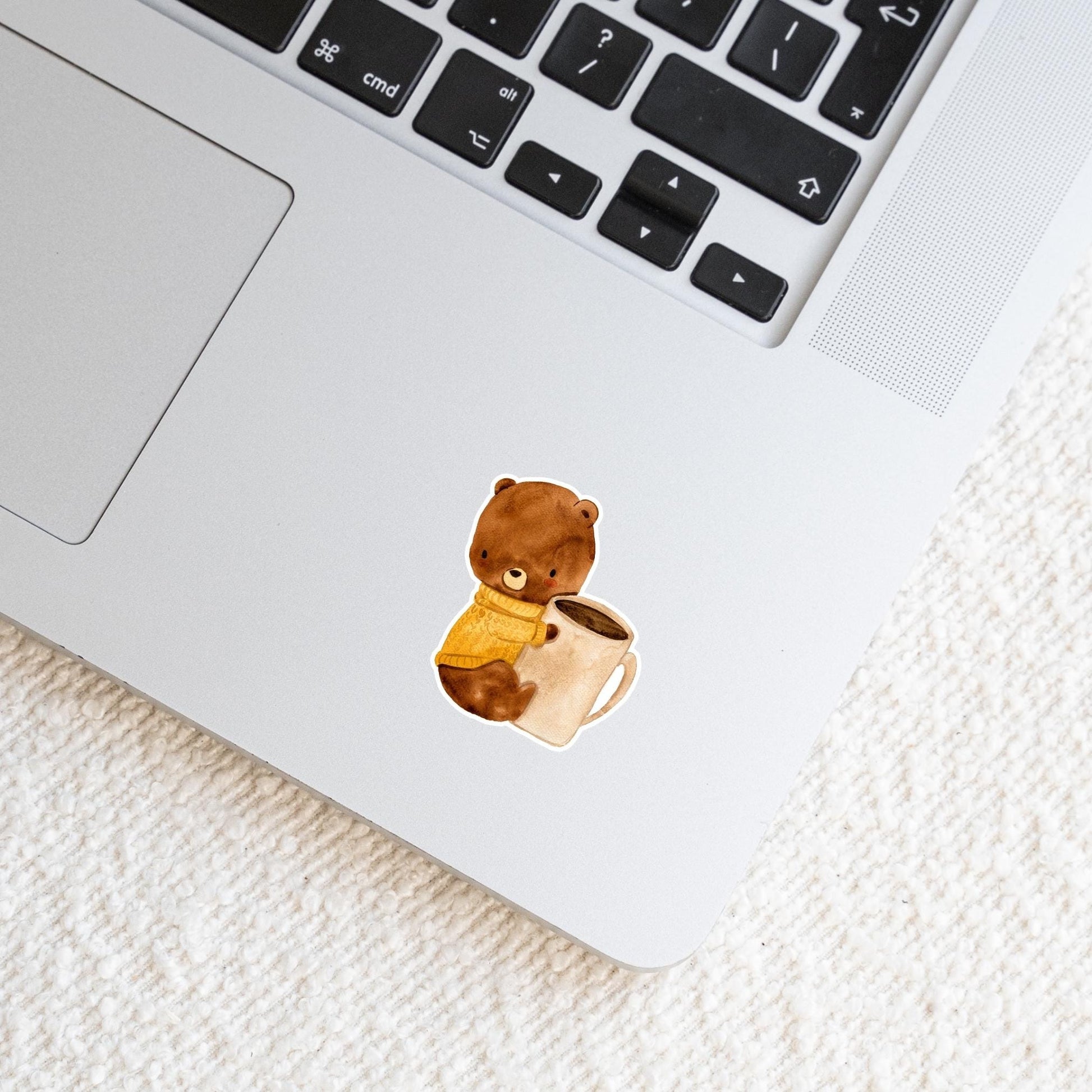 Sticker Bär & Kaffee auf Laptop, zeigt handgemalten Teddy mit Kaffeetasse. Hochwertiger Vinyl-Sticker, ideal für individuelle Gestaltung von Geräten oder Notizbüchern.