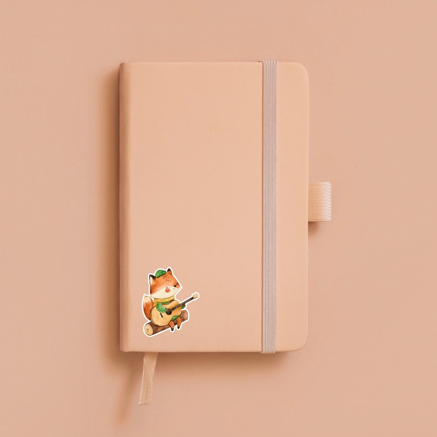 Sticker Fuchs & Gitarre: Handgemalter Vinyl-Sticker eines Fuchses, der Gitarre spielt. Perfekt für Bullet Journals, Laptops oder Handys. Spritzfest und langlebig.