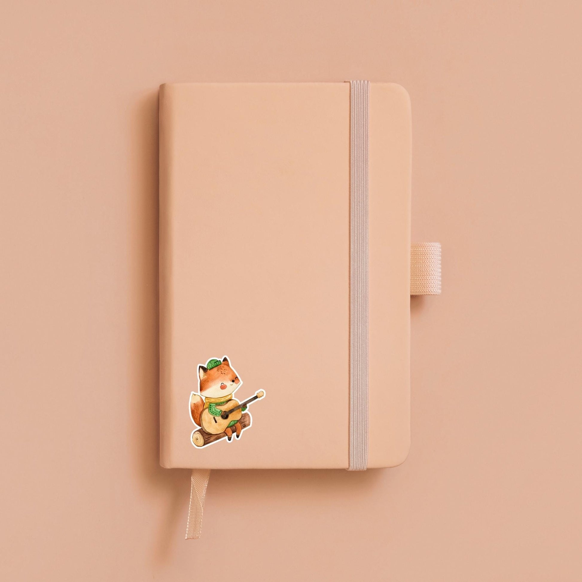 Sticker Fuchs & Gitarre: Handgemalter Vinyl-Sticker eines Fuchses, der Gitarre spielt. Perfekt für Bullet Journals, Laptops oder Handys. Spritzfest und langlebig.