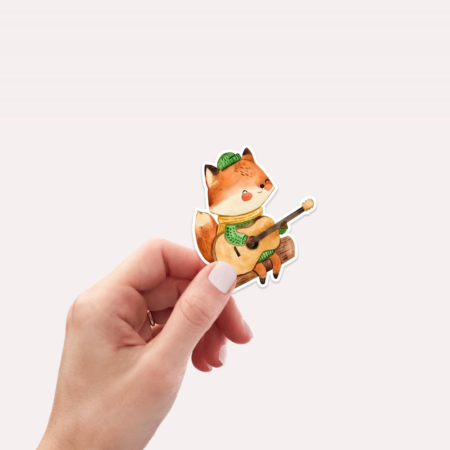 Hand hält Sticker Fuchs & Gitarre: Handgemalter, langlebiger Vinyl-Aufkleber, ideal zum Dekorieren von Laptops, Bullet Journals und mehr. Perfekt für Musikliebhaber.