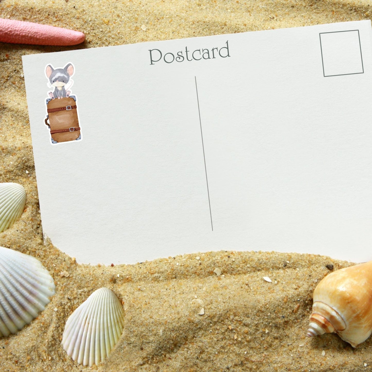 Handgemalter Katzen-Sticker Maus & Koffer auf Sand mit Muscheln, ideal zum Verzieren von Notizbüchern oder Laptops; spritzfestes, langlebiges Vinyl.
