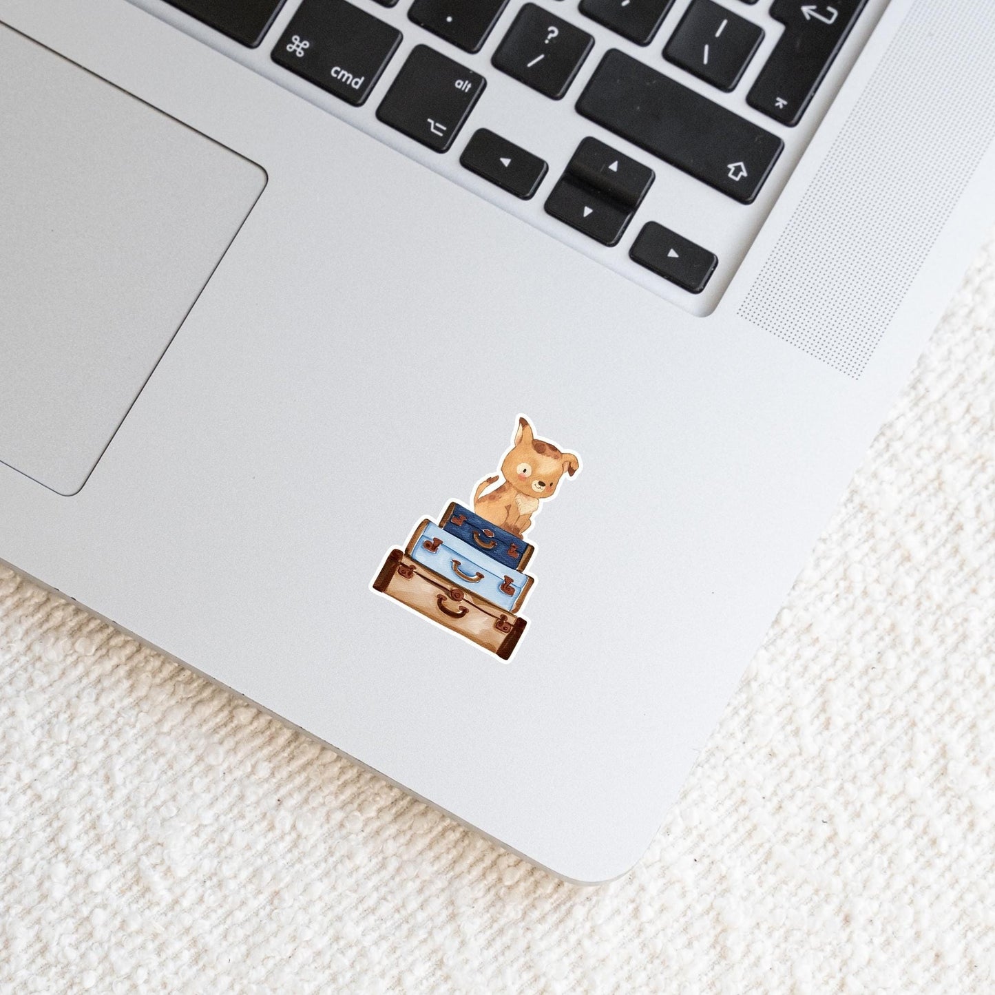 Laptop mit Sticker Hund & Koffer, zeigt einen handgemalten Hund auf Koffern; ideal für Bullet Journals oder Laptops, spritzfest und langlebig.