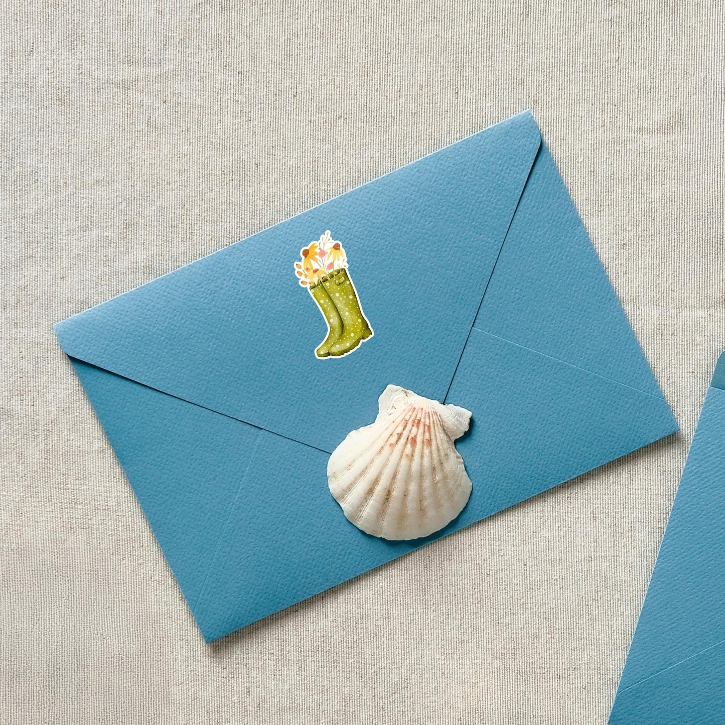Sticker Herbstblumen auf blauem Umschlag mit Muschel und Sticker, ideal zum Verzieren von Bullet Journals, Laptops oder Einladungen. Hochwertiges, spritzfestes Vinyl.