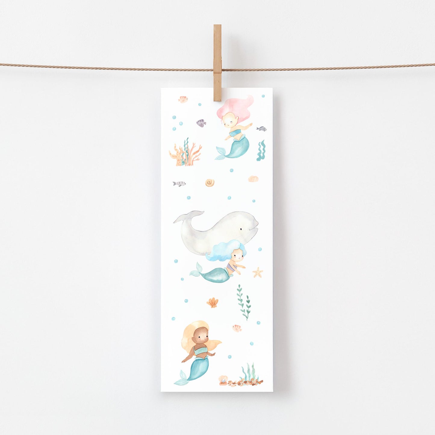 Einschulung Geschenk-Set Meerjungfrauen: Rechteckiges Objekt mit Meerjungfrauen-Illustrationen, ideal für den ersten Schultag. Beinhaltet Stundenplan, Lesezeichen und Sticker.