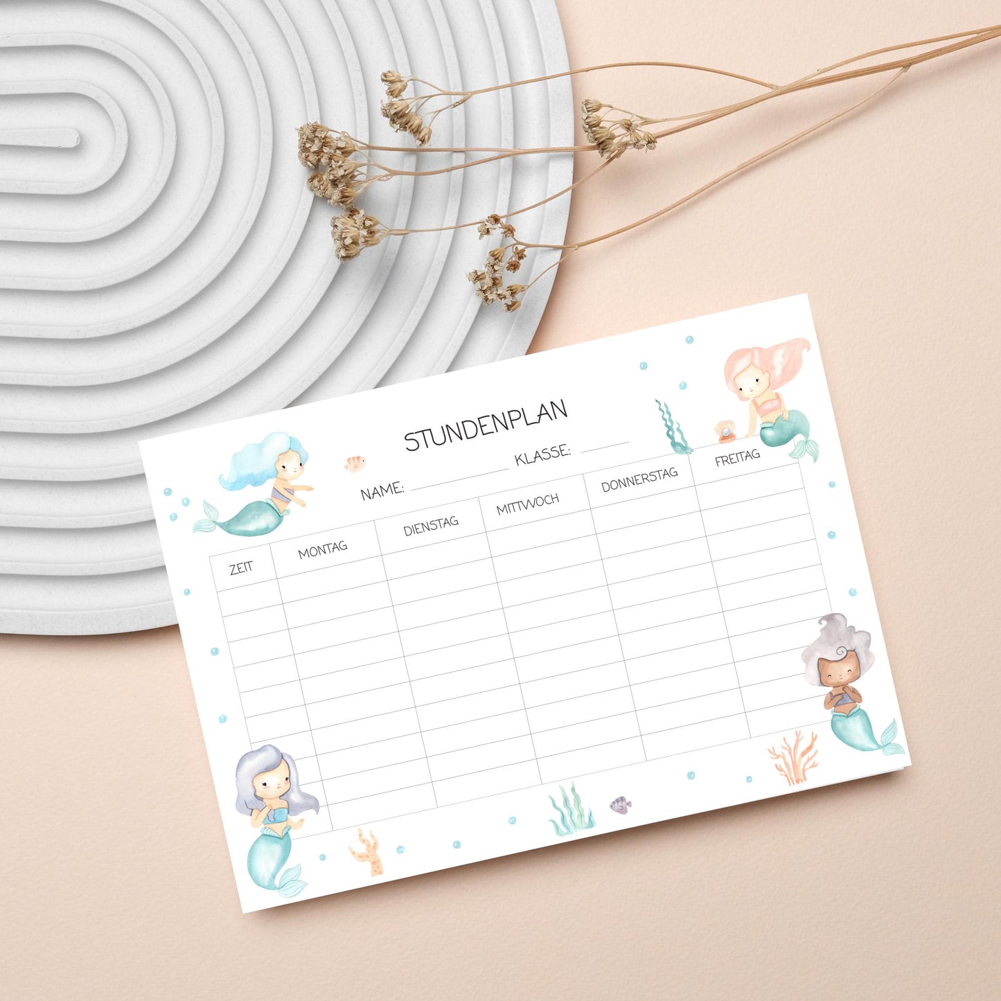 Stundenplan Meerjungfrau A4 mit cartoonartigen Meerjungfrauen, laminiert auf 300 g Naturpapier. Wiederverwendbar mit Folienstift, ideal als Geschenk zur Einschulung.