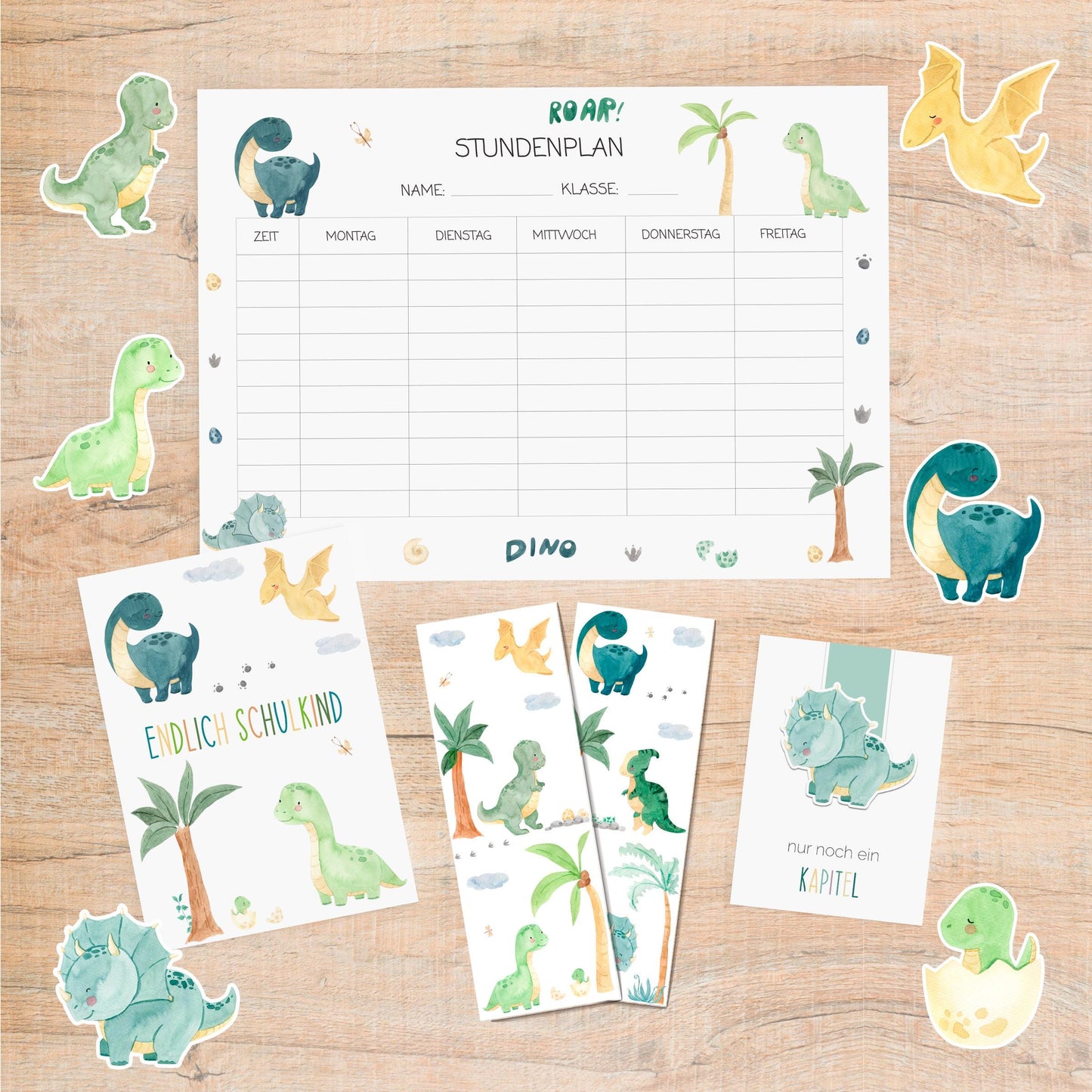 Einschulung Geschenk-Set Dinosaurier mit Stickern, Lesezeichen und Karte, auf einem Tisch arrangiert, perfekt für Schulanfänger und Dinosaurier-Fans.