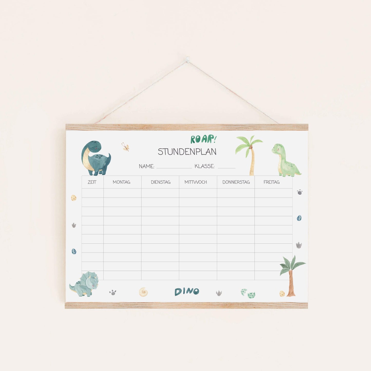 Einschulung Geschenk-Set Dinosaurier: Kalender mit niedlichen Dinosaurier-Illustrationen, darunter ein blauer Dinosaurier und Palmen; ideal für den ersten Schultag.