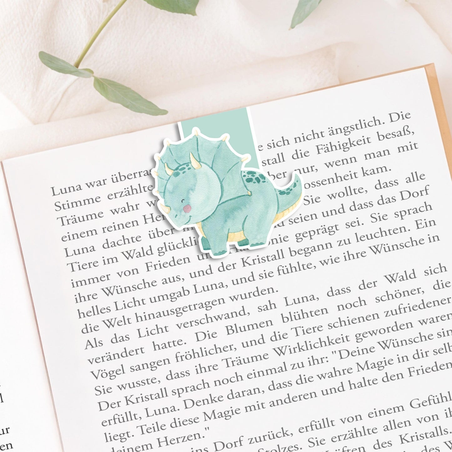 Einschulung Geschenk-Set Dinosaurier: Buch mit Dinosaurier-Illustration, dazugehörige Lesezeichen und Karte sichtbar. Perfekt für den ersten Schultag kleiner Dino-Fans.