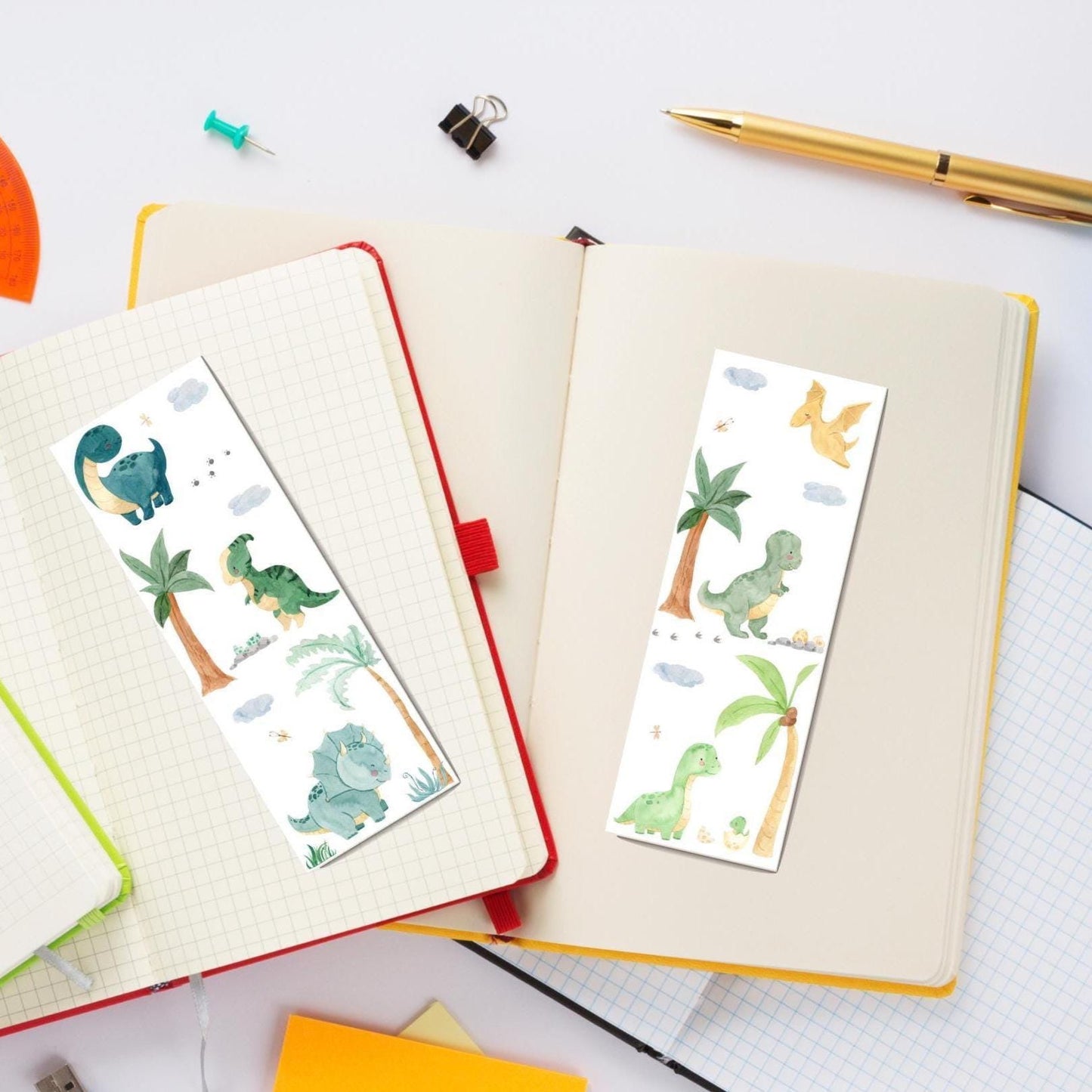 Lesezeichen Dinosaurier 2er Set: Handgemalte Dinosaurier-Motive auf laminiertem Papier, ideal für Bücherwürmer und Dino-Fans. Beidseitig bedruckt, langlebig und handgemacht.