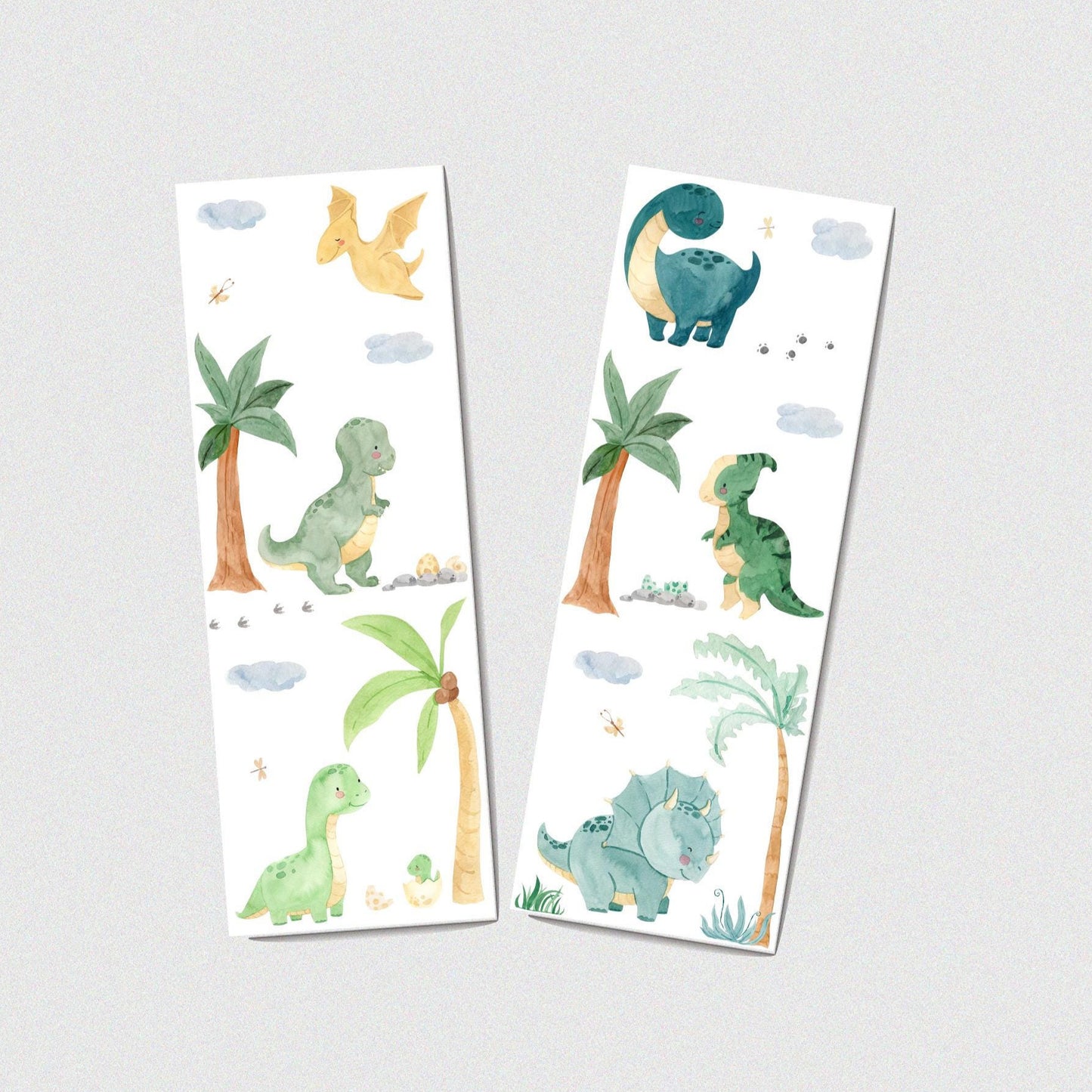 Lesezeichen Dinosaurier 2er Set mit handgemalten Dinosaurier-Motiven. Beidseitig bedruckt und laminiert, ideal für Bücherliebhaber und als Geschenk.