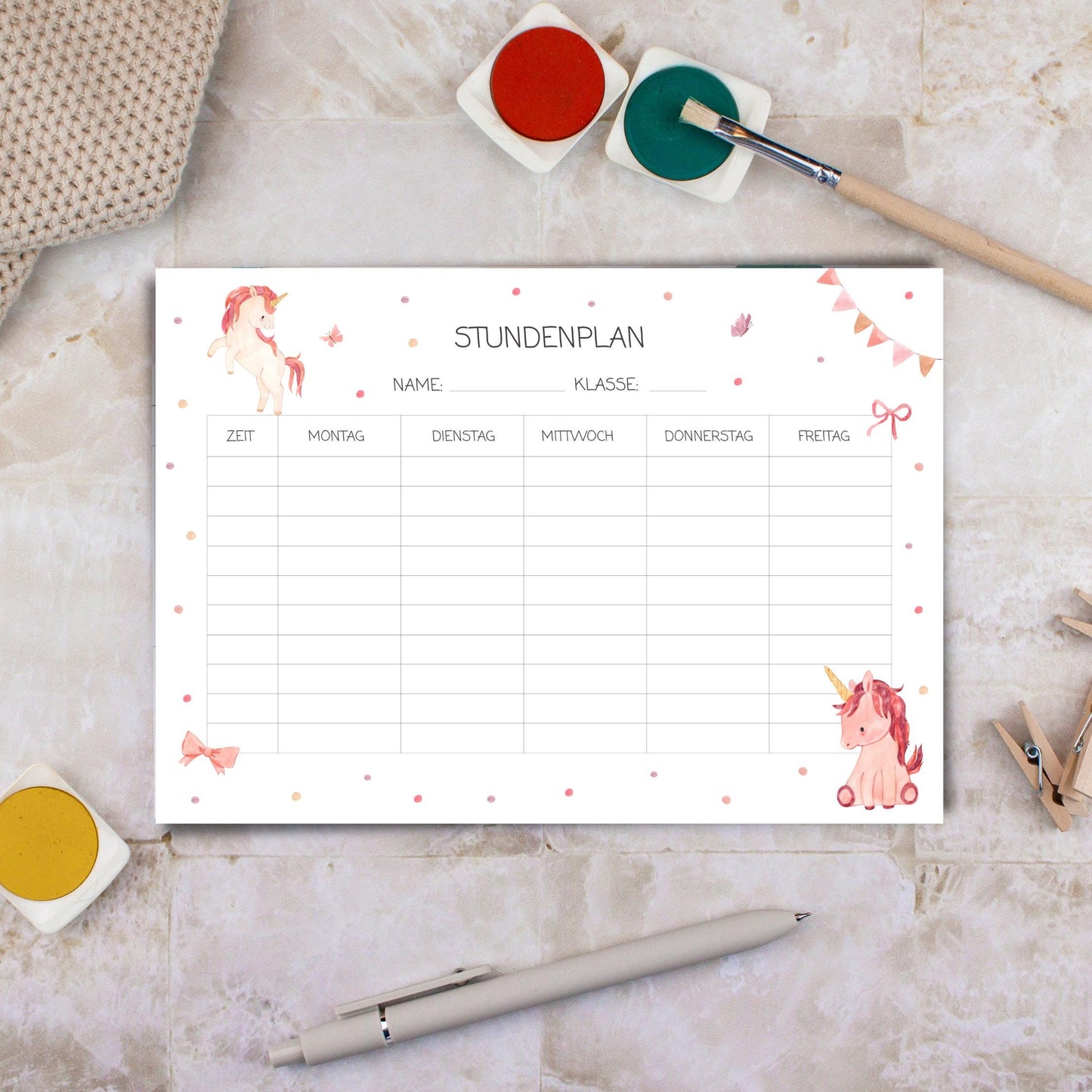Stundenplan Einhorn A4 zeigt einen Plan mit gezeichnetem Einhorn, ideal für Kinder. Gedruckt auf laminiertem Naturpapier, wiederverwendbar mit abwischbarem Marker.