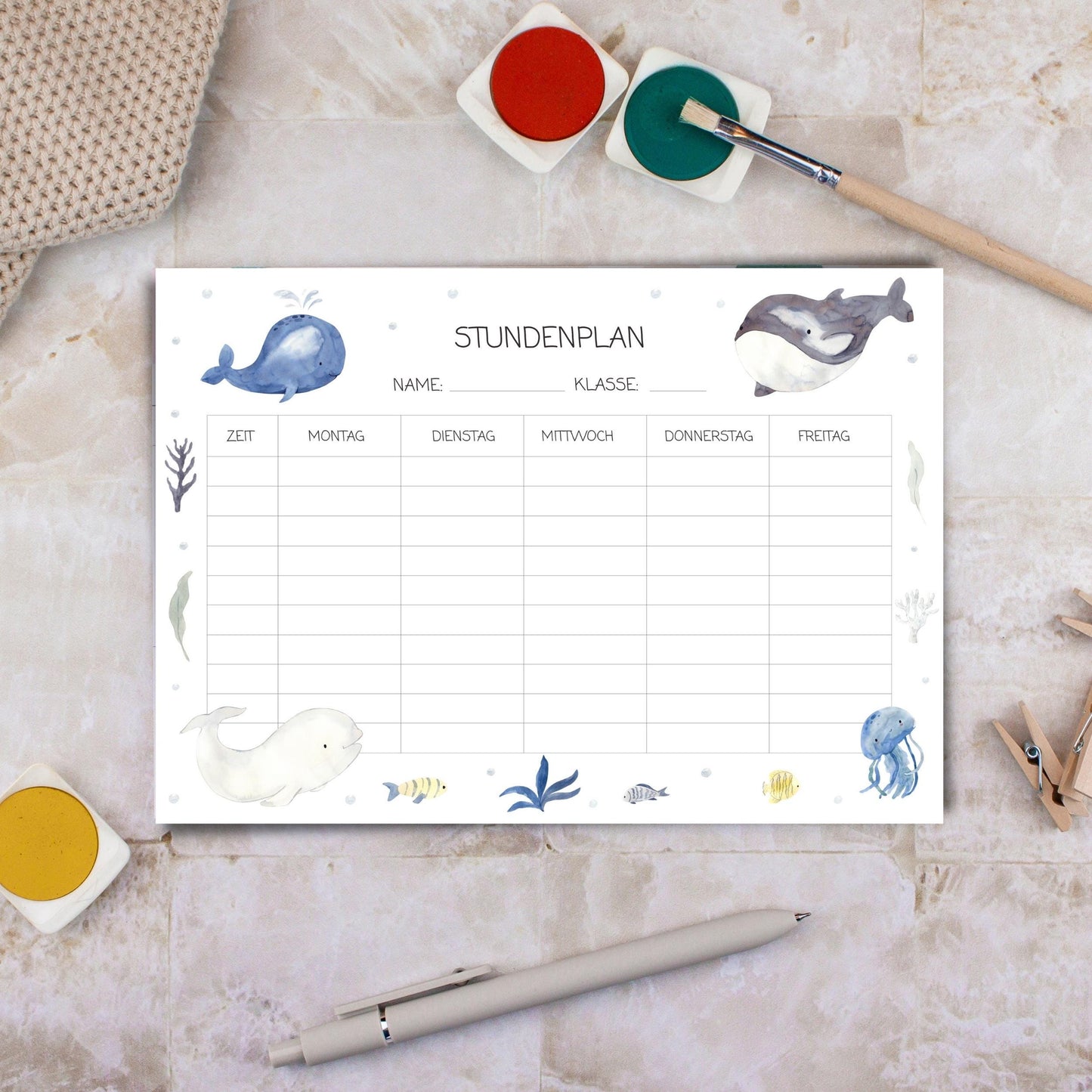 Stundenplan Wale A4 mit blauen Walen und Fischen, auf A4-Naturpapier gedruckt und laminiert, wiederverwendbar mit abwischbarem Marker. Perfekt für Schulkinder.