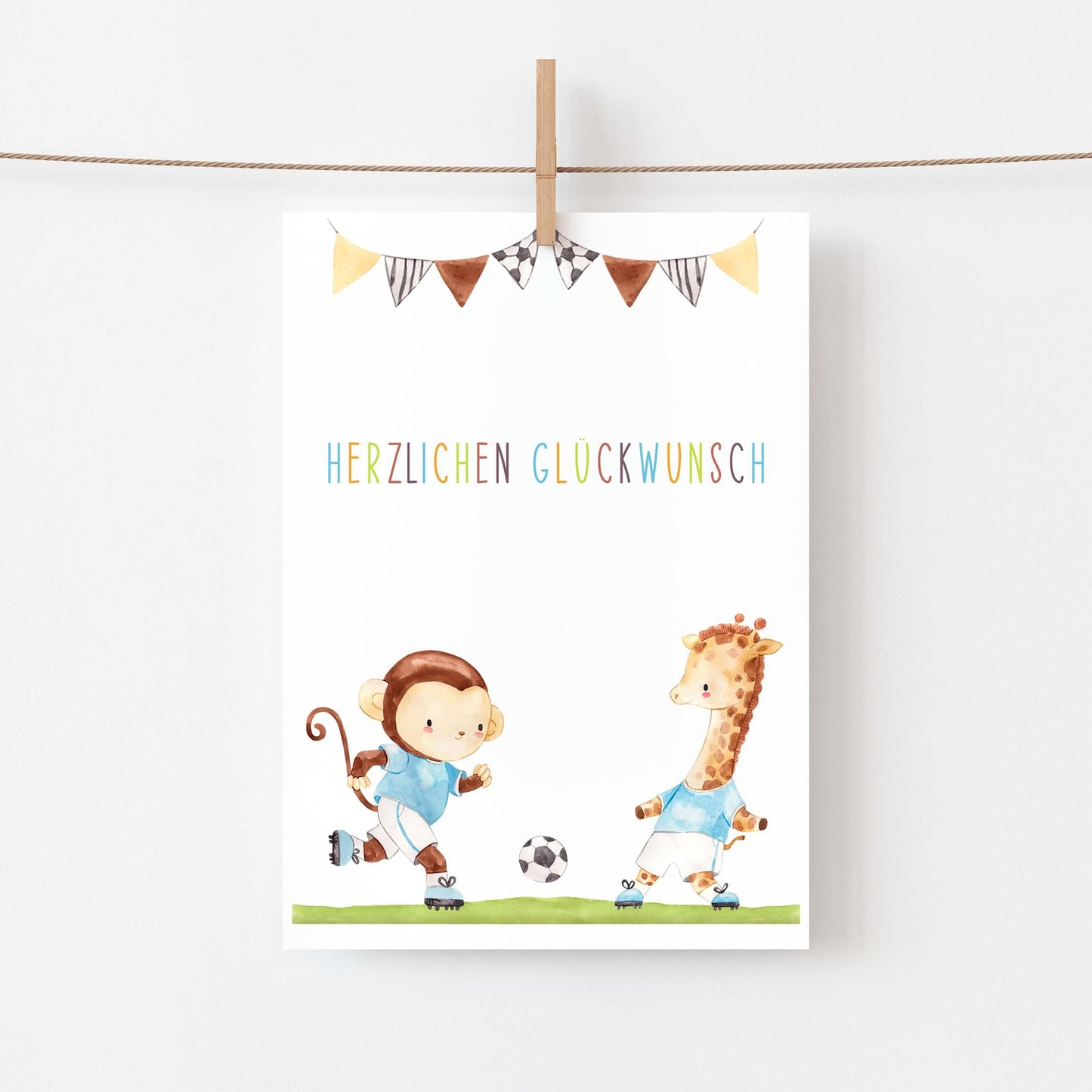 Karte Kindergeburtstag Fußball A6 mit handgemalten monkey und giraffe Fußball-Motiv, perfekt für kleine Fußball-Fans, auf hochwertigem, mattem Naturpapier gedruckt.