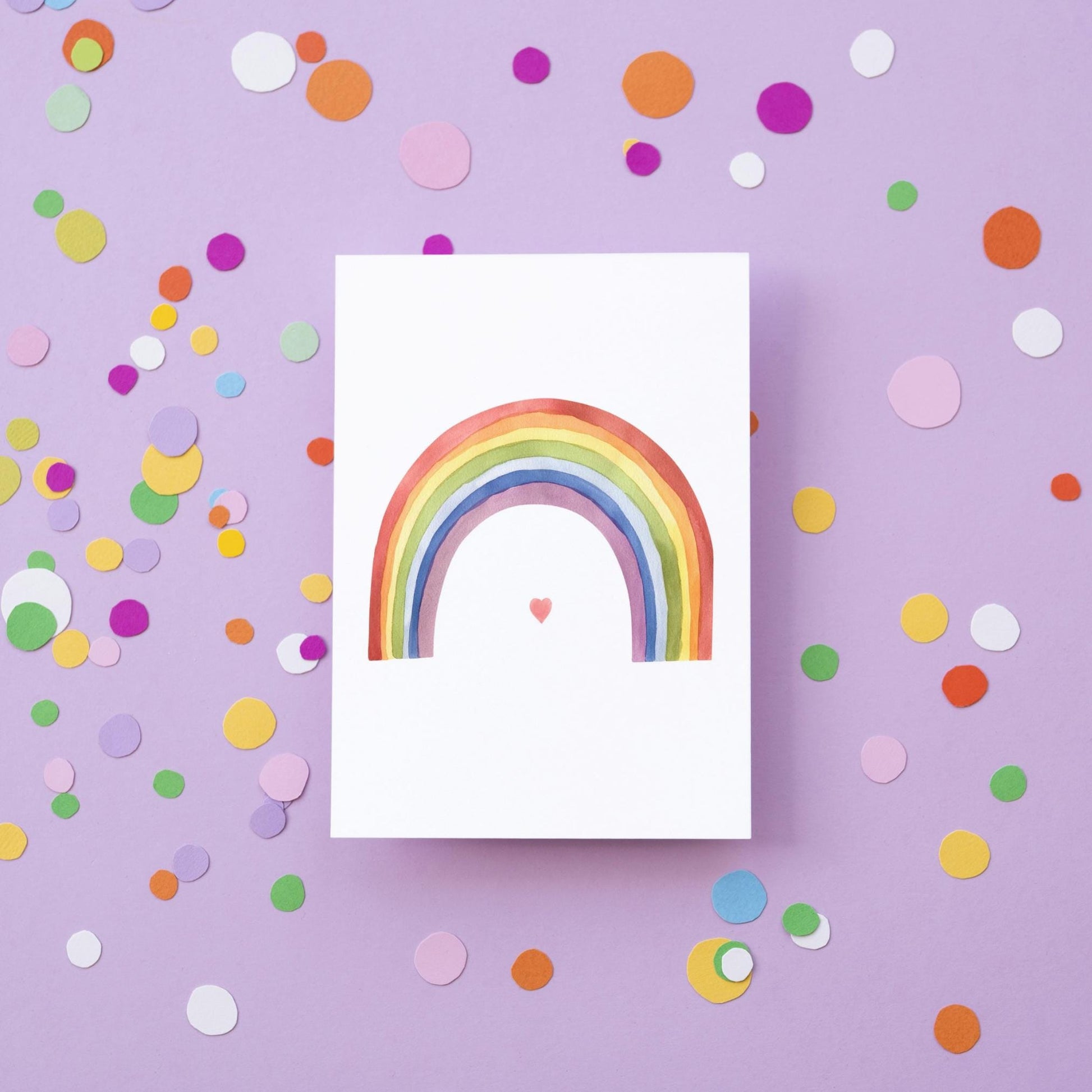 Postkarte Karte Regenbogen mit Herz A6, zeigt einen bunten Regenbogen. Gedruckt auf hochwertigem, mattem Naturpapier, beschreibbare Rückseite. Maße: 10,5 x 14,8 cm.