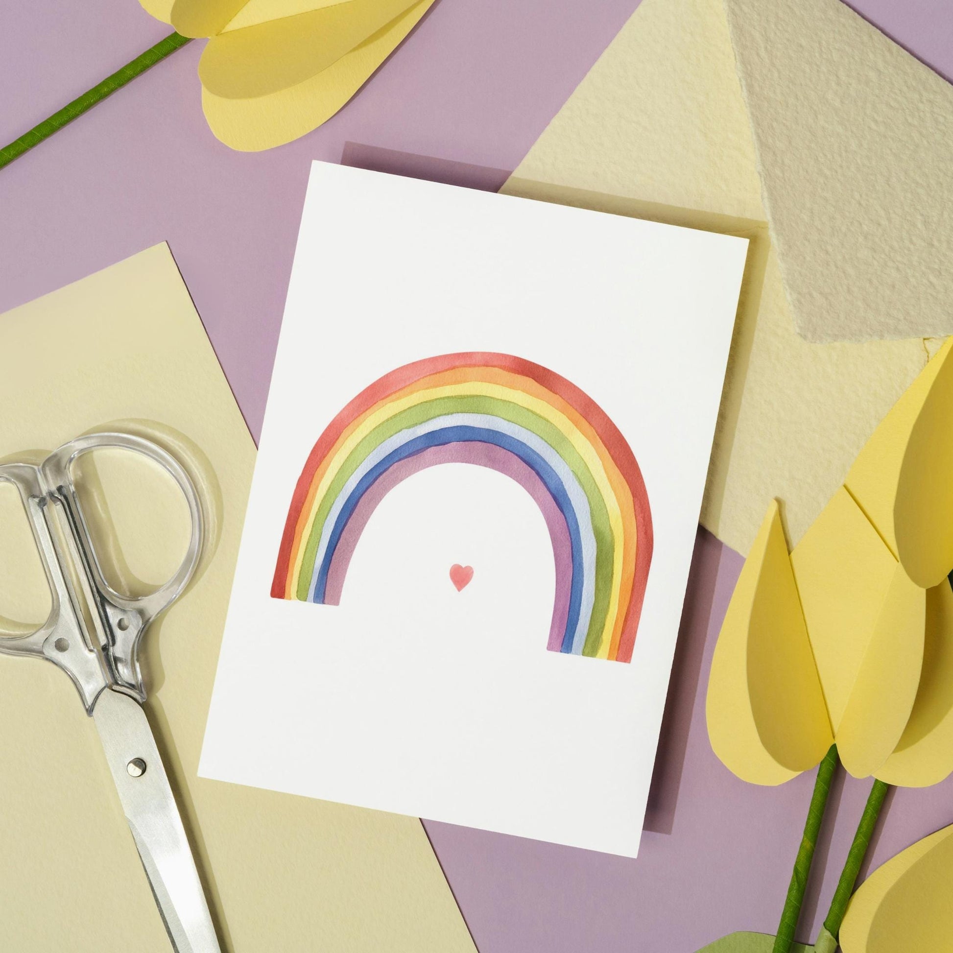 Postkarte Karte Regenbogen mit Herz A6, zeigt einen bunten Regenbogen, gedruckt auf mattem Naturpapier, Größe A6, beschreibbare Rückseite.