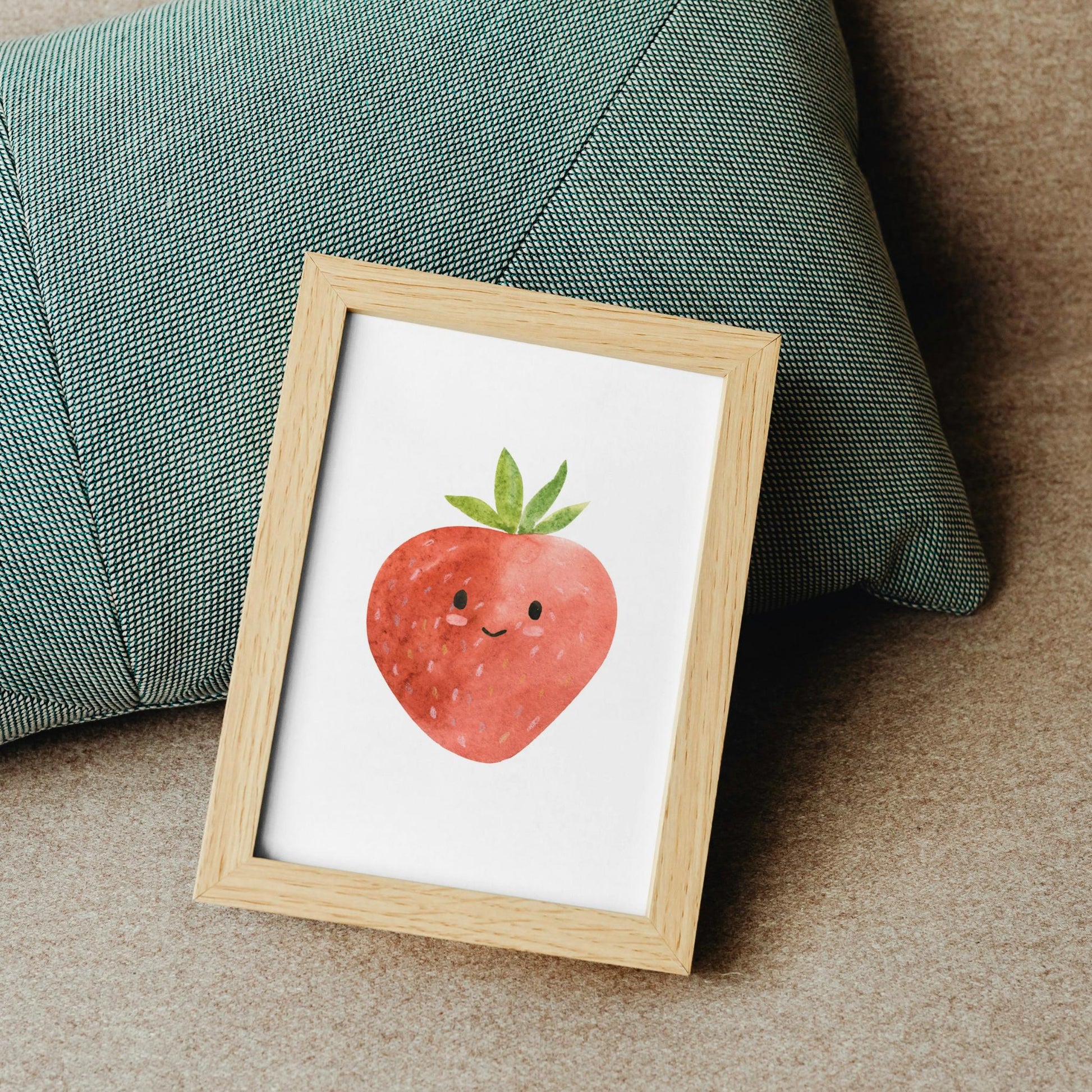 Poster Erdbeere A5, A4 & A3 zeigt eine lächelnde Erdbeere, ideal für Kinderzimmerdeko. Gedruckt auf hochwertigem, mattem 300g Naturpapier.