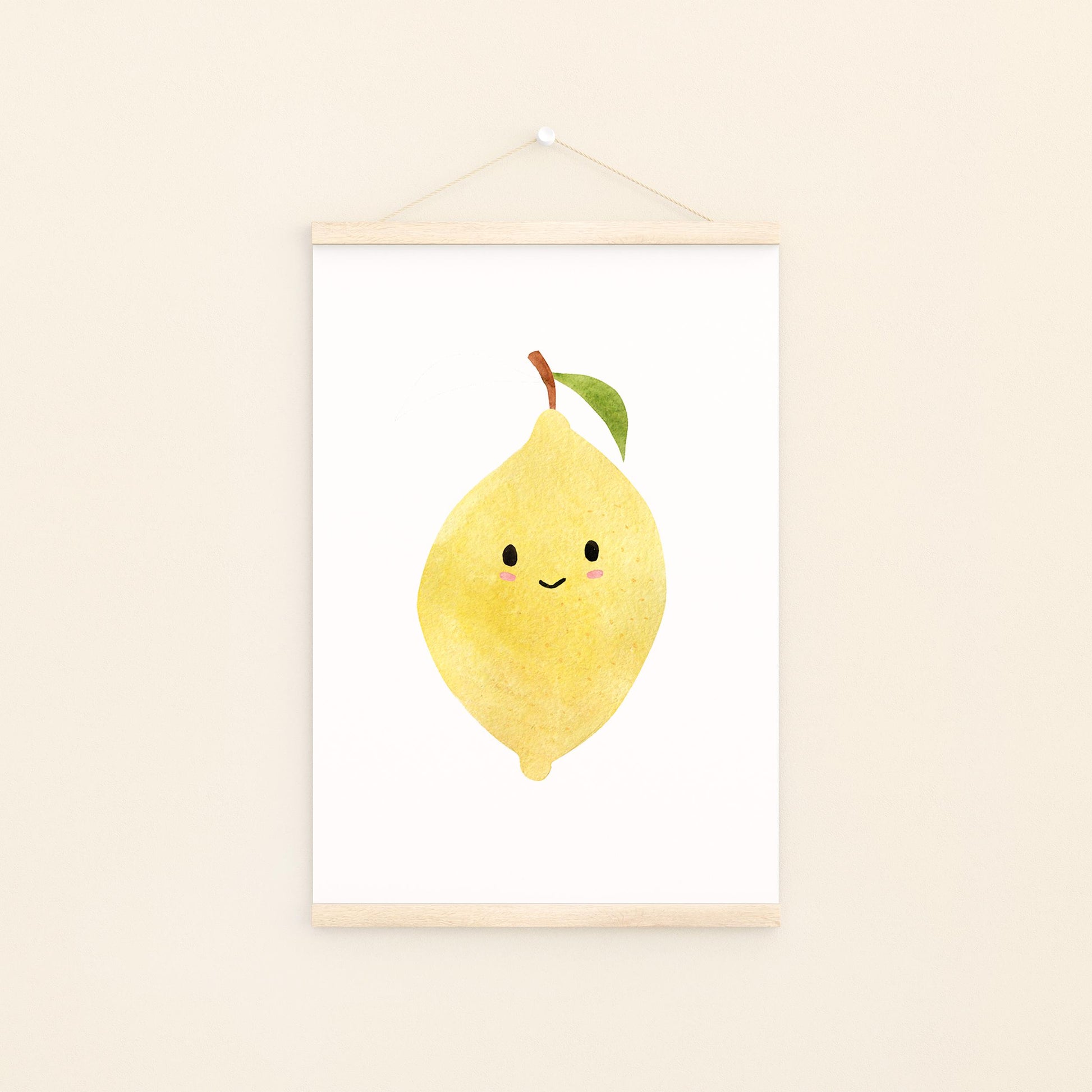 Poster Zitrone A5, A4 & A3 zeigt eine lächelnde Zitrone, ideal für Kinderzimmer-Deko, auf hochwertigem, mattem Papier gedruckt. Nachhaltig in Deutschland hergestellt.