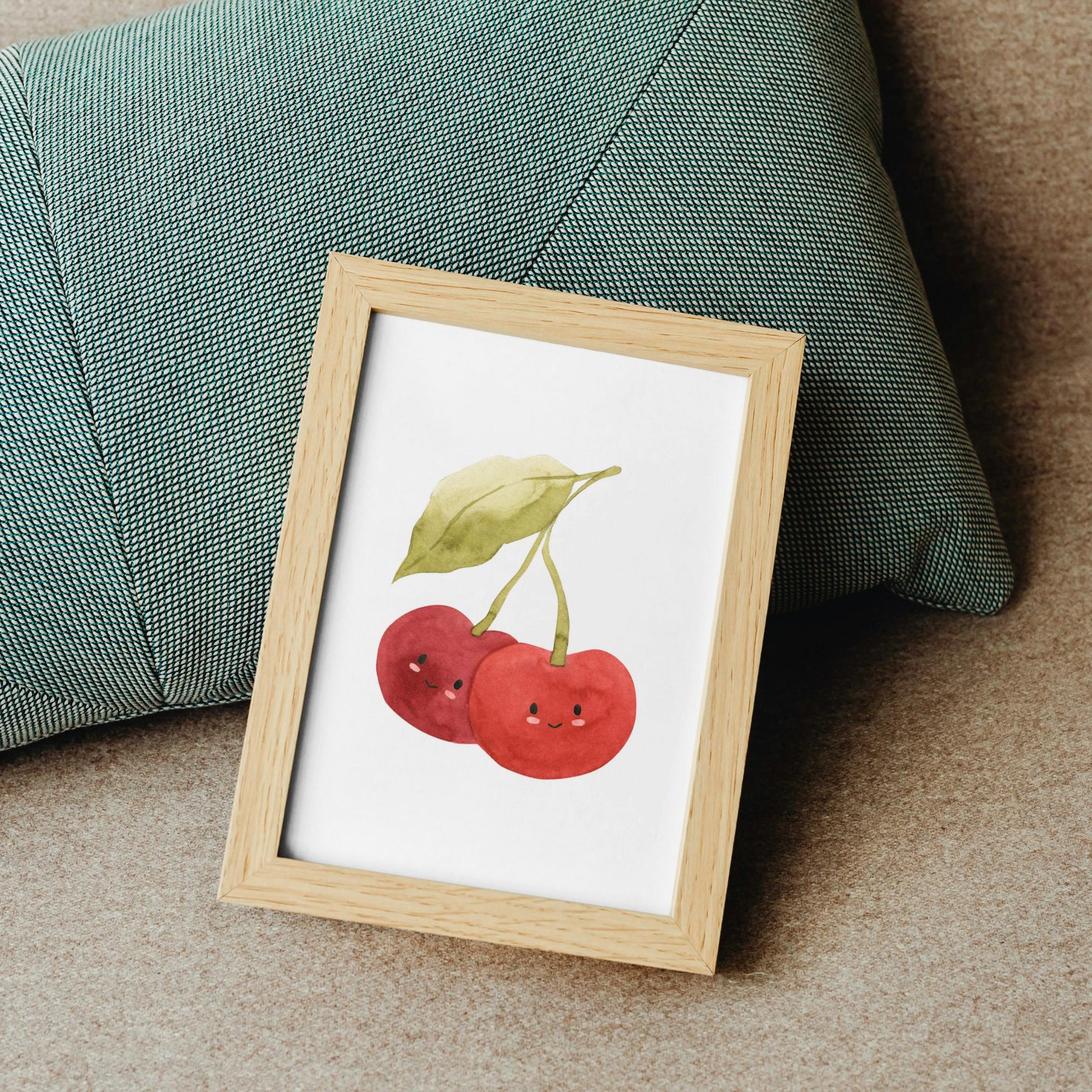 Poster Kirschen A5, A4 & A3 zeigt lächelnde Kirschen, ideal für Kinderzimmerdeko auf hochwertigem Naturpapier, ohne Rahmen erhältlich. Perfekt für fröhliche Atmosphäre.