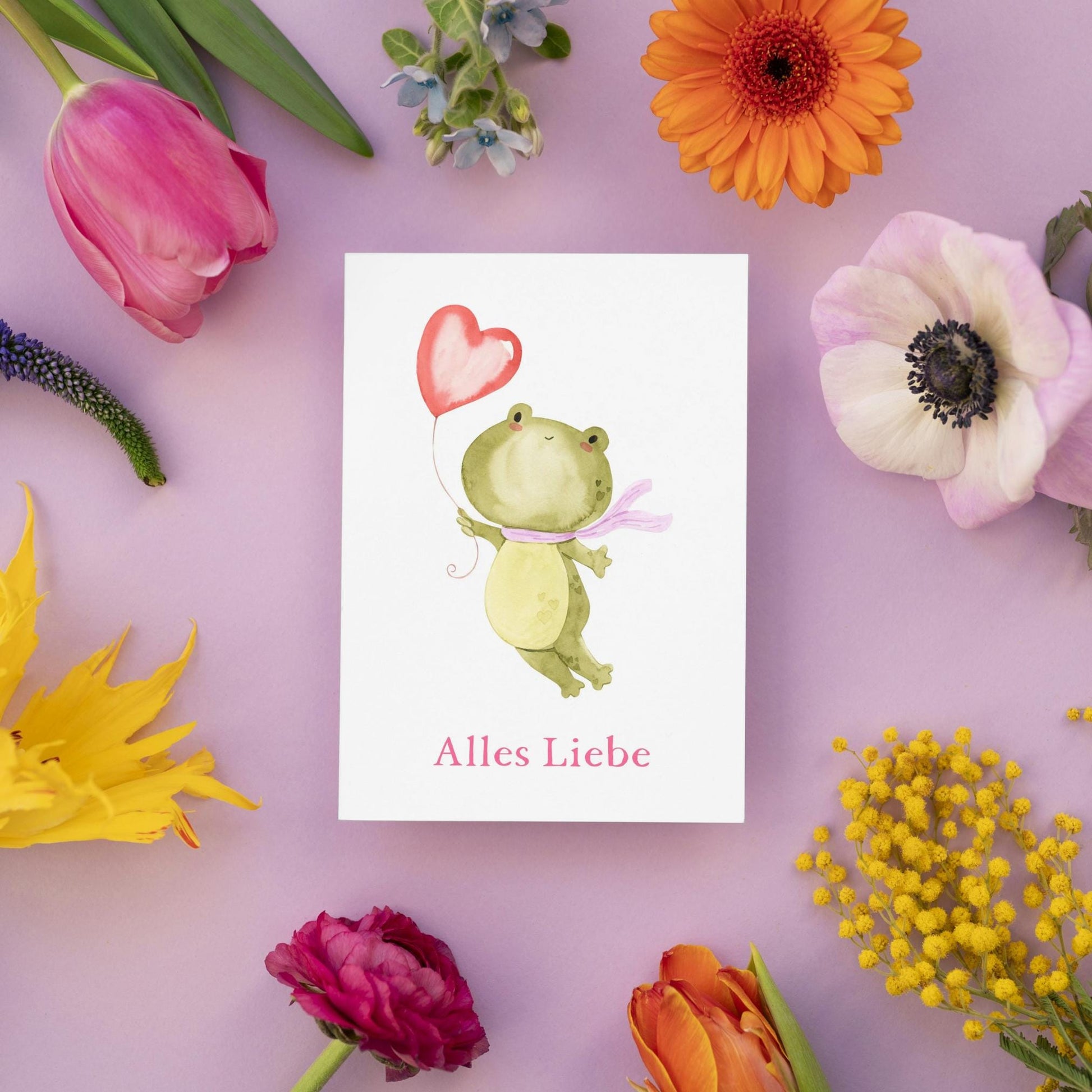 Postkarte Karte Frosch Alles Liebe A6 mit Frosch-Motiv und Alles Liebe-Schriftzug auf mattem Naturpapier, perfekt für Grüße oder Glückwünsche.