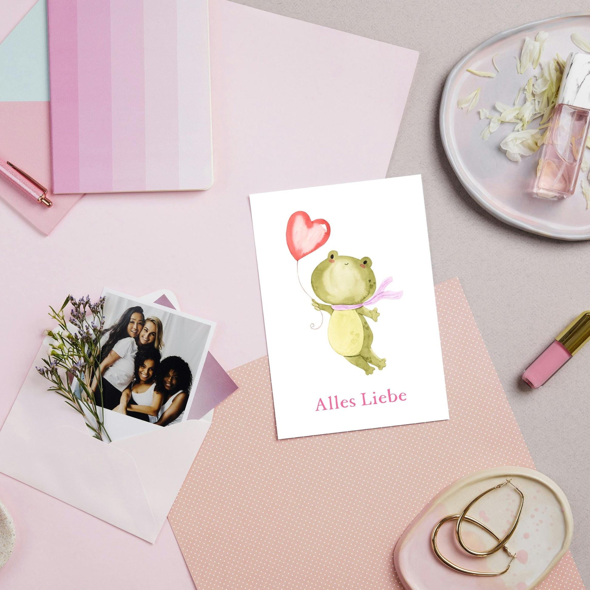 Postkarte Karte Frosch Alles Liebe A6 mit Frosch-Motiv und Alles Liebe-Schriftzug. Gedruckt auf mattem, stabilem 300g Naturpapier, Rückseite beschreibbar. Größe A6.