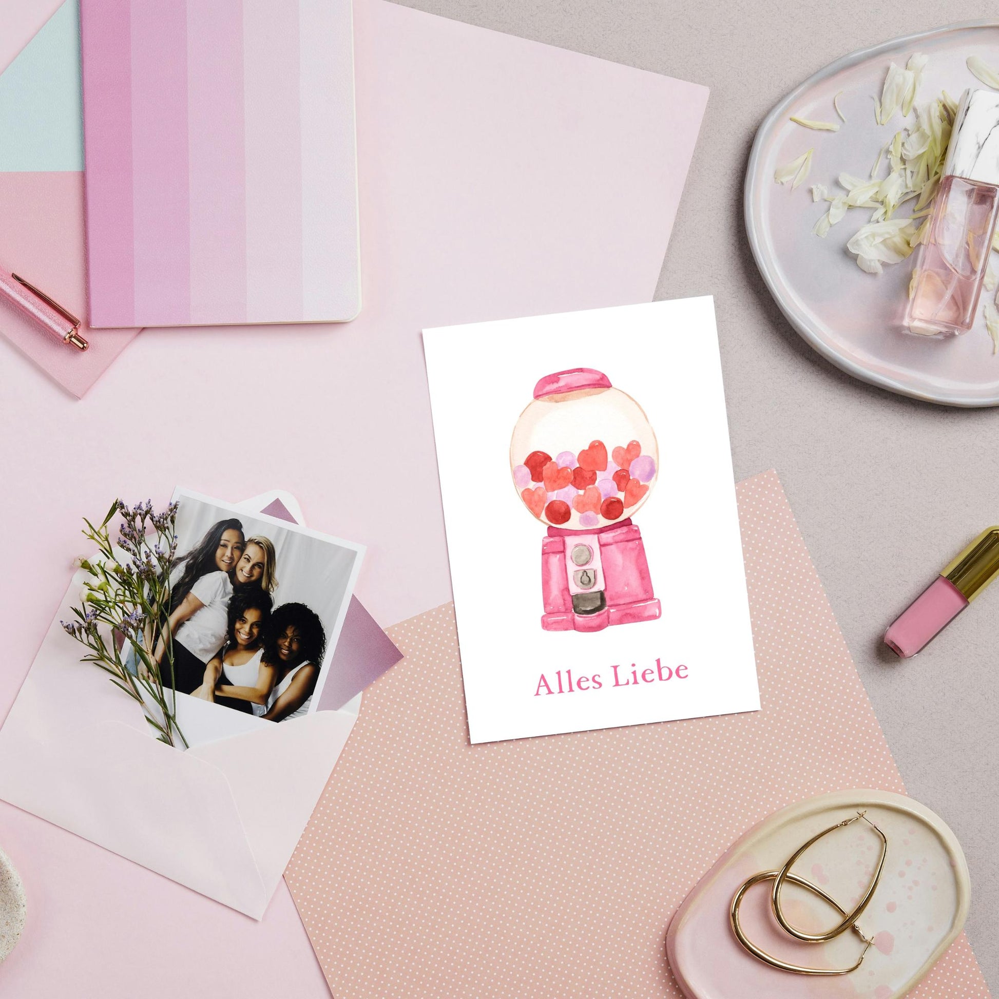 Postkarte Karte Süßigkeiten Alles Liebe A6 mit Retro-Motiv von Herz-Süßigkeiten und Alles Liebe Schriftzug, auf hochwertigem 300g Naturpapier gedruckt.