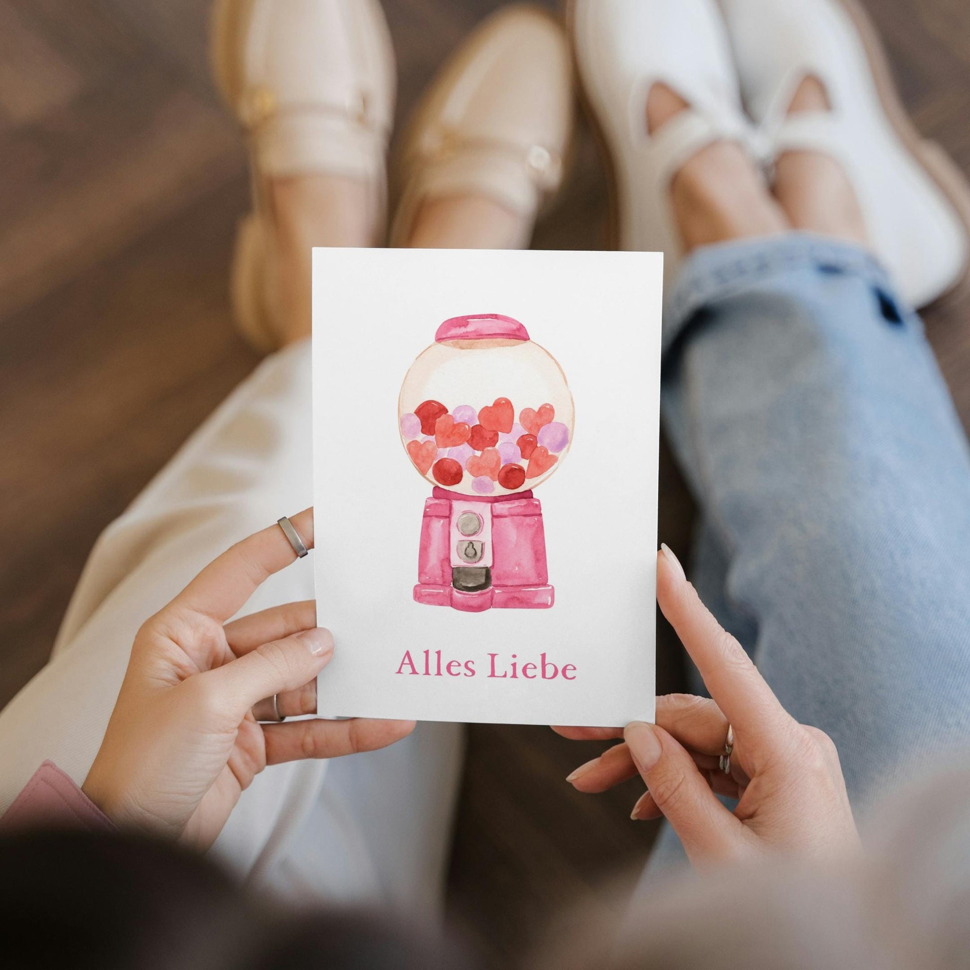 Postkarte Karte Süßigkeiten Alles Liebe A6 mit Retro-Motiv aus herzförmigen Süßigkeiten und Alles Liebe-Schriftzug, gedruckt auf mattes Naturpapier, Größe A6.