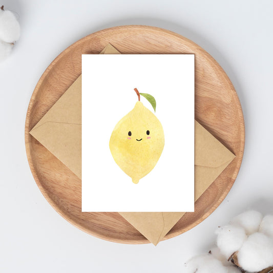 Postkarte Zitrone A6 aus 300g Naturpapier, matt. Zeigt eine süße Zitrone, ideal für Grüße, Geburtstage oder Dekoration. Rückseite beschreibbar. Größe: 14,8 x 10,5 cm.