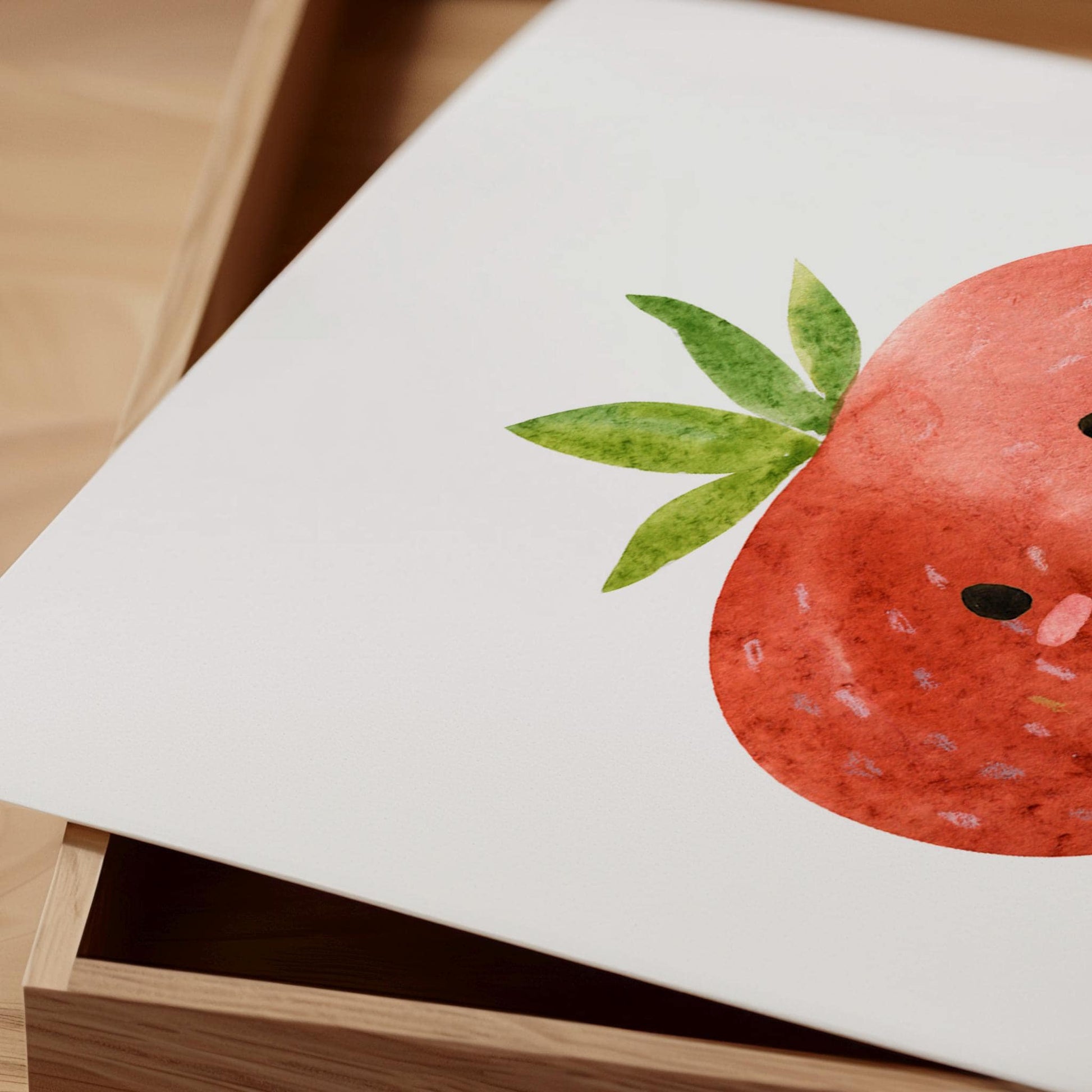 Poster Erdbeere A5, A4 & A3 zeigt eine lächelnde Erdbeere, ideal für Kinderzimmerdeko, auf hochwertigem, mattem 300g Naturpapier gedruckt.