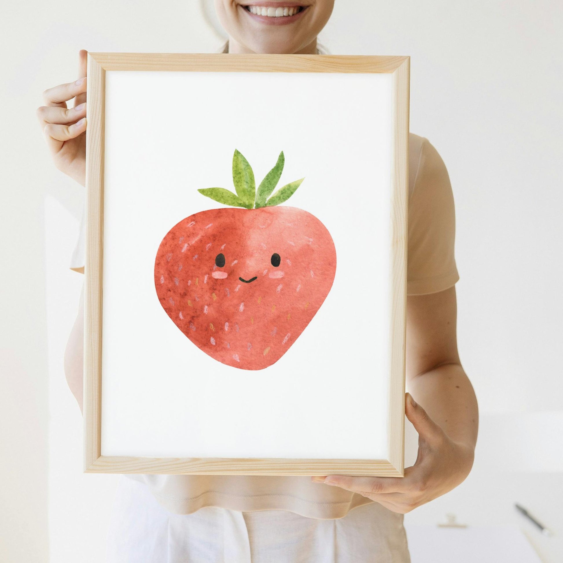 Poster Erdbeere A5, A4 & A3: Fröhliches Poster mit lächelnder Erdbeere, ideal für Kinderzimmerdeko. Gedruckt auf hochwertigem, mattem 300g Naturpapier.
