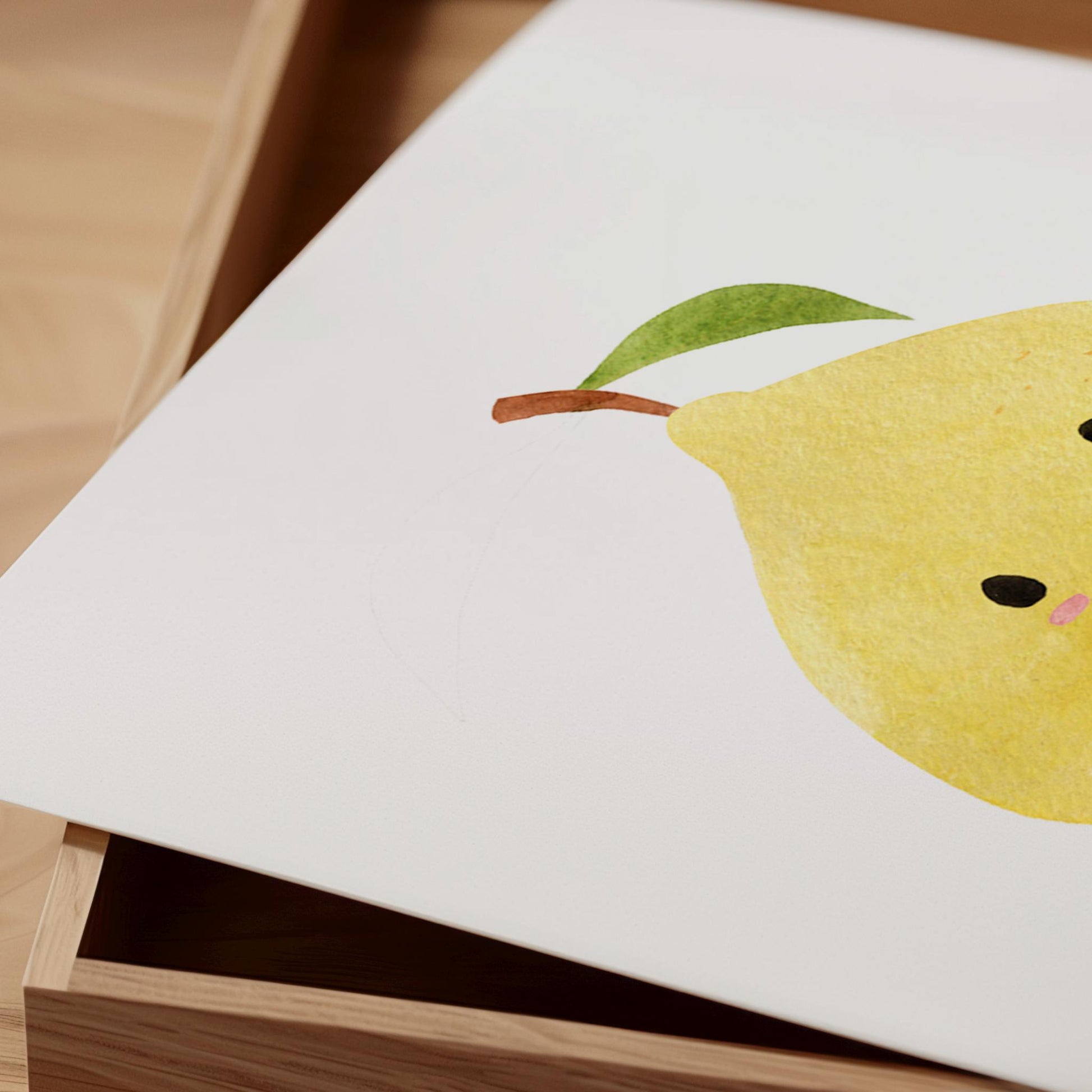 Poster Zitrone A5, A4 & A3: Sommerliches Poster mit lächelnder Zitrone, ideal für Kinderzimmerdeko auf hochwertigem, mattem 300g Naturpapier. Nachhaltig, ohne Rahmen.