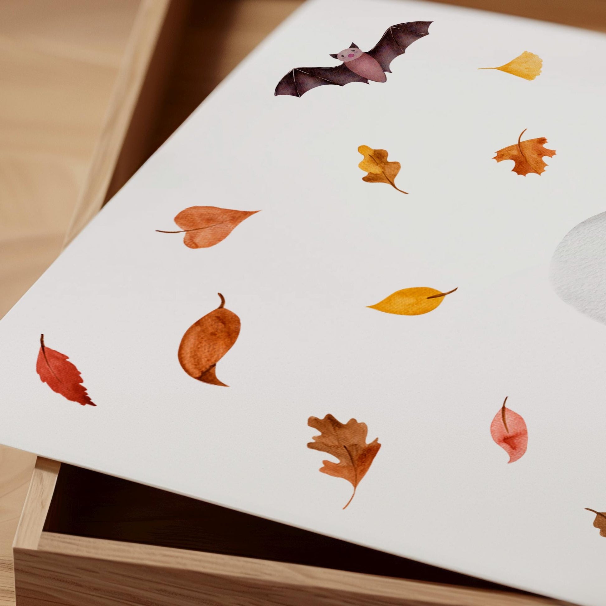 Poster Halloween Gespenst & Kürbis A5, A4 & A3 mit Aquarellmotiven: Herbstblätter, Fledermaus. Ideal für Kinderzimmerdeko oder Halloweenparty. Gedruckt auf hochwertigem, mattem Naturpapier.