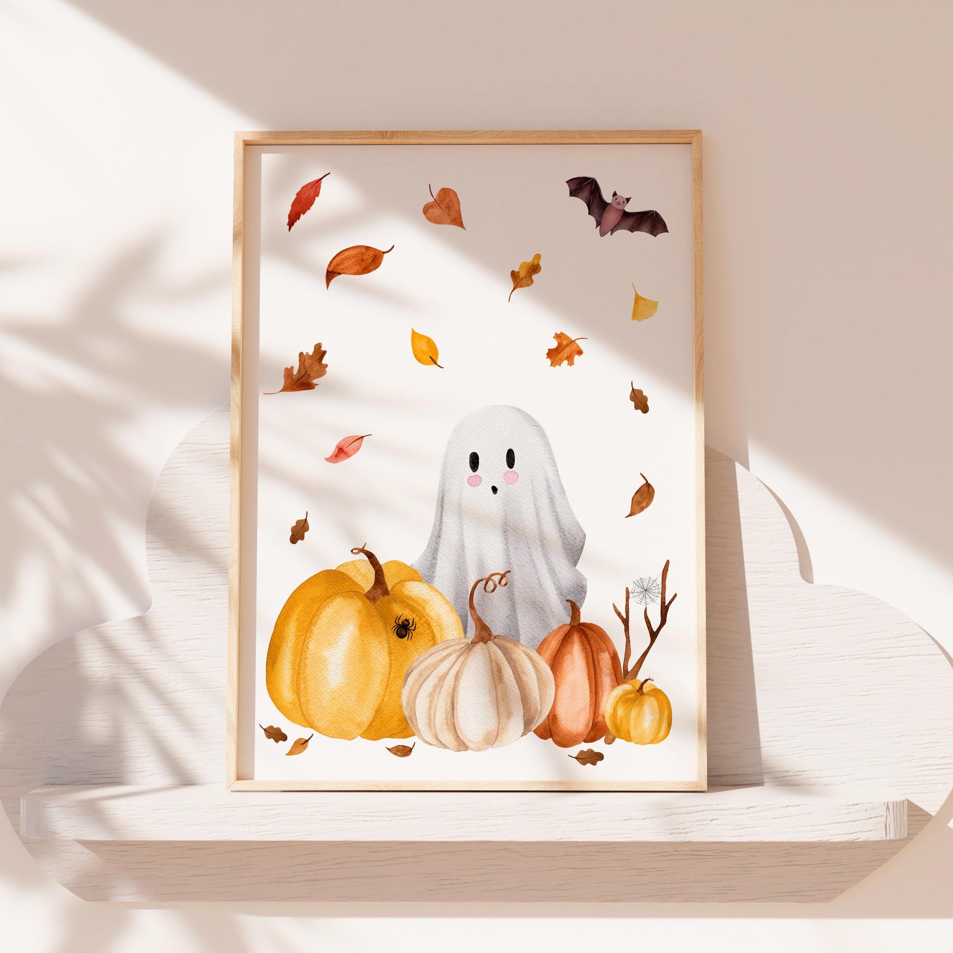 Poster Halloween Gespenst & Kürbis A5, A4 & A3 zeigt ein niedliches Geistermotiv mit Kürbissen, Spinne, Blättern und Fledermaus, perfekt für herbstliche Kinderzimmerdeko.