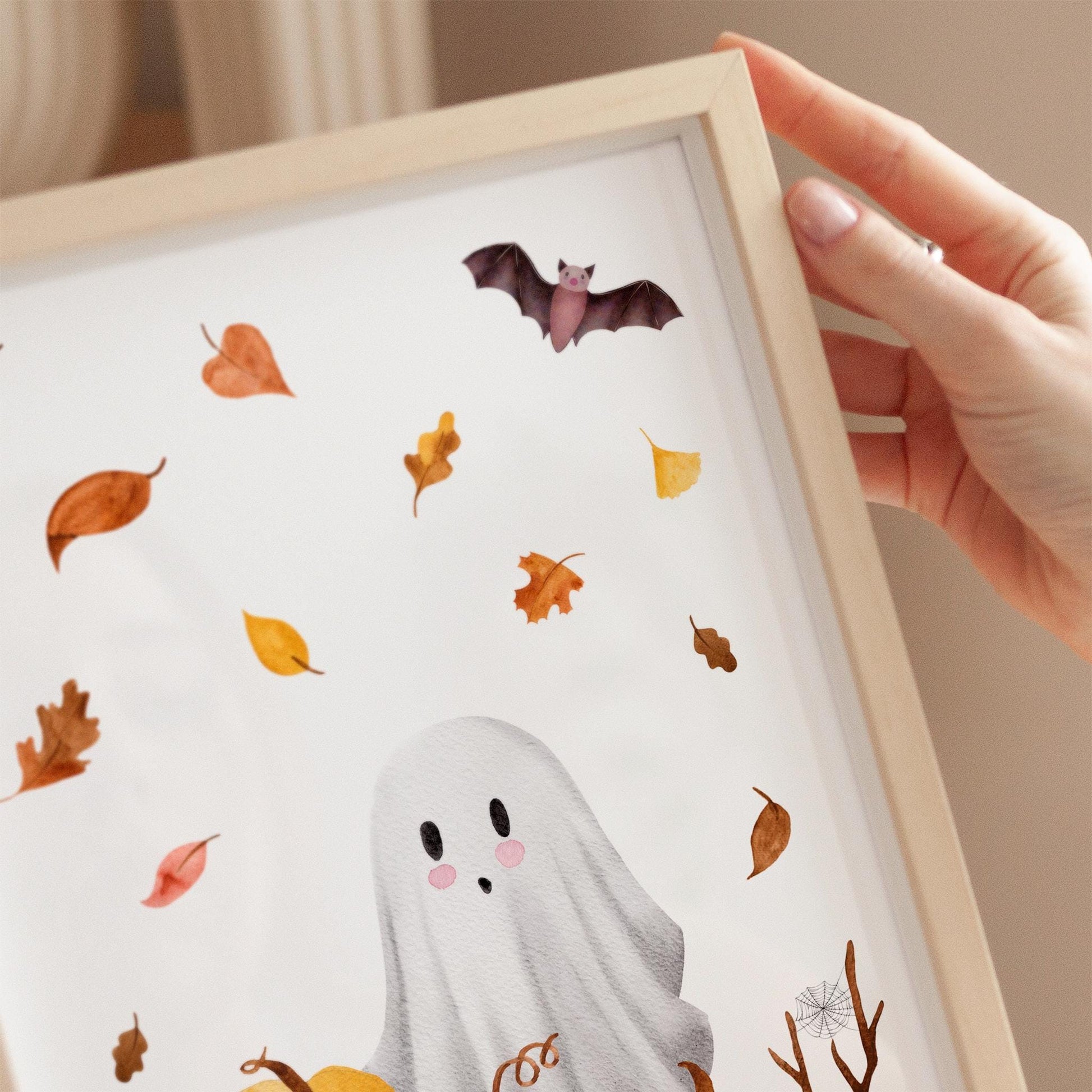 Poster Halloween Gespenst & Kürbis A5, A4 & A3: Süßes Geistermotiv mit Herbstblättern, Fledermaus und Spinnennetz, ideal für Kinderzimmer oder Halloween-Deko.