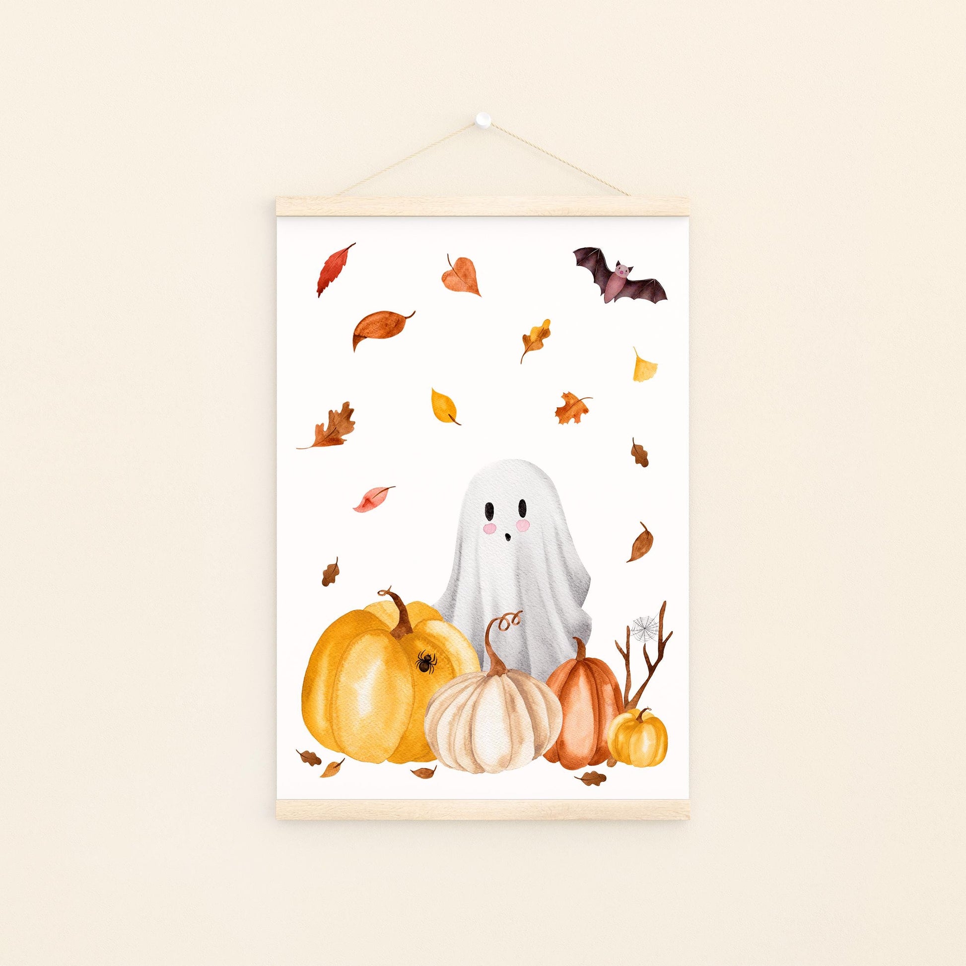 Poster Halloween Gespenst & Kürbis A5, A4 & A3 zeigt ein süßes Geistermotiv mit Kürbissen, Fledermaus, Spinne und Herbstblättern in Aquarellstil, eingerahmt mit Holzleisten.