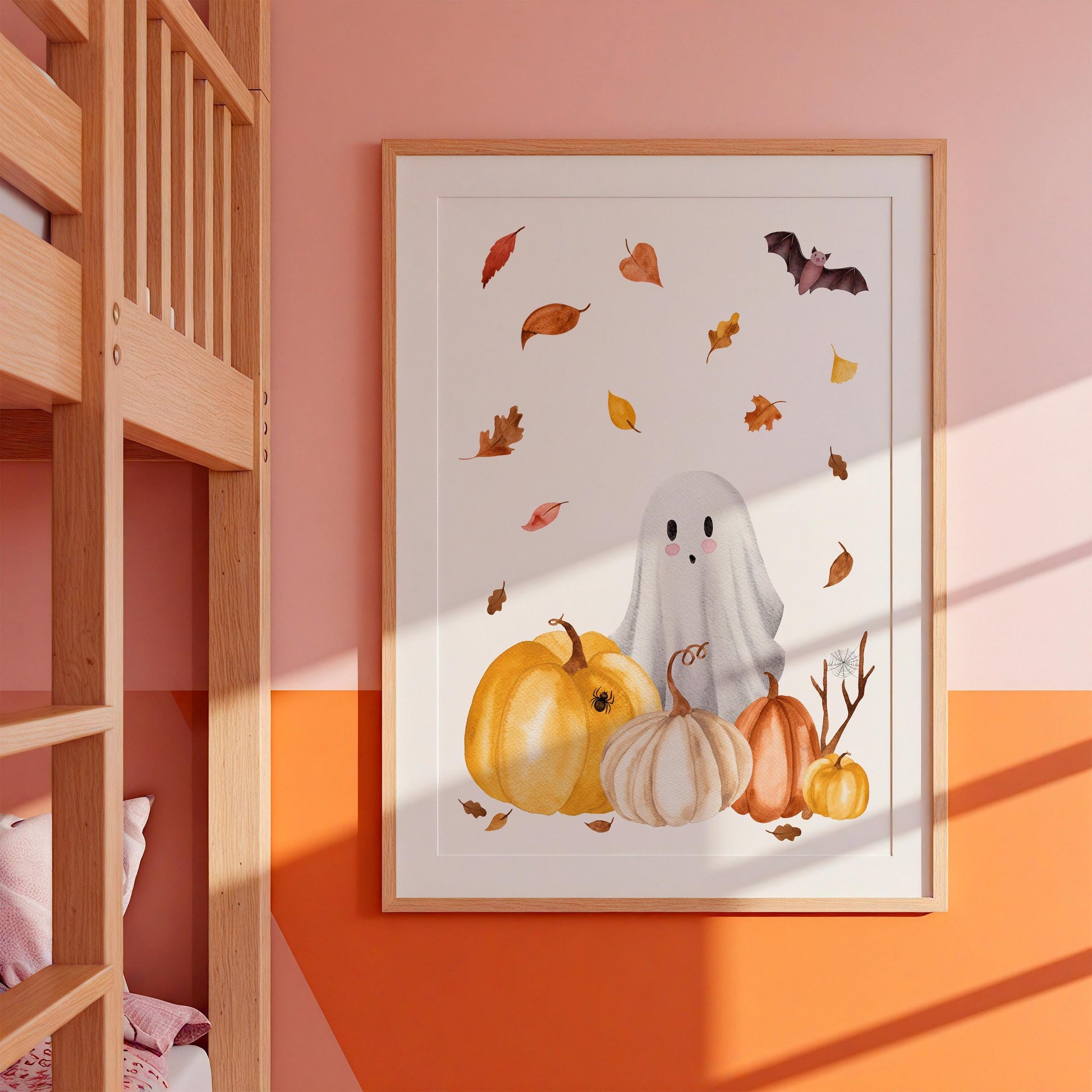 Poster Halloween Gespenst & Kürbis A5, A4 & A3 zeigt ein schüchternes Gespenst hinter Kürbissen, umgeben von Herbstblättern und Fledermaus. Perfekt für Kinderzimmer.