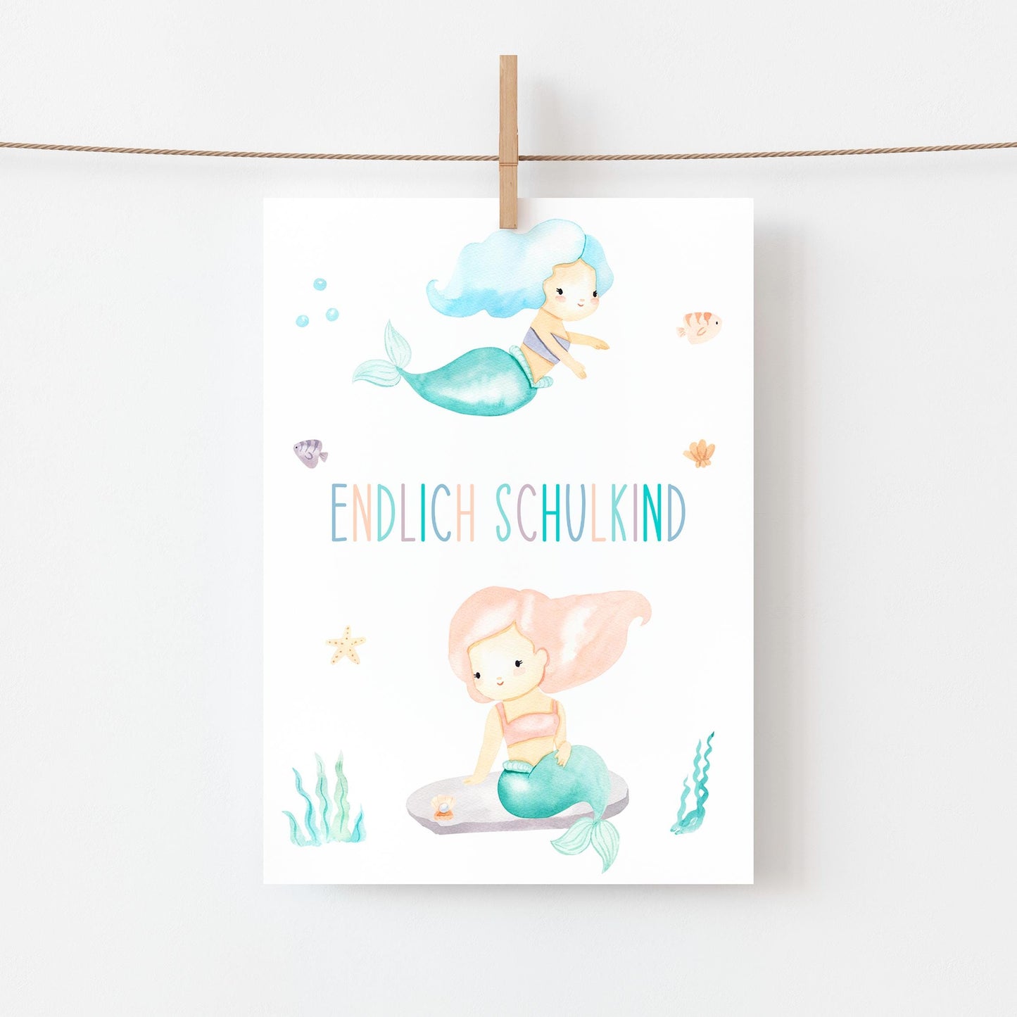 Karte Endlich Schulkind Meerjungfrau A6 zeigt zwei Meerjungfrauen, Fische und Meeresmotive, ideal als Glückwunschkarte zur Einschulung. Hochwertiger Druck auf mattem Naturpapier.