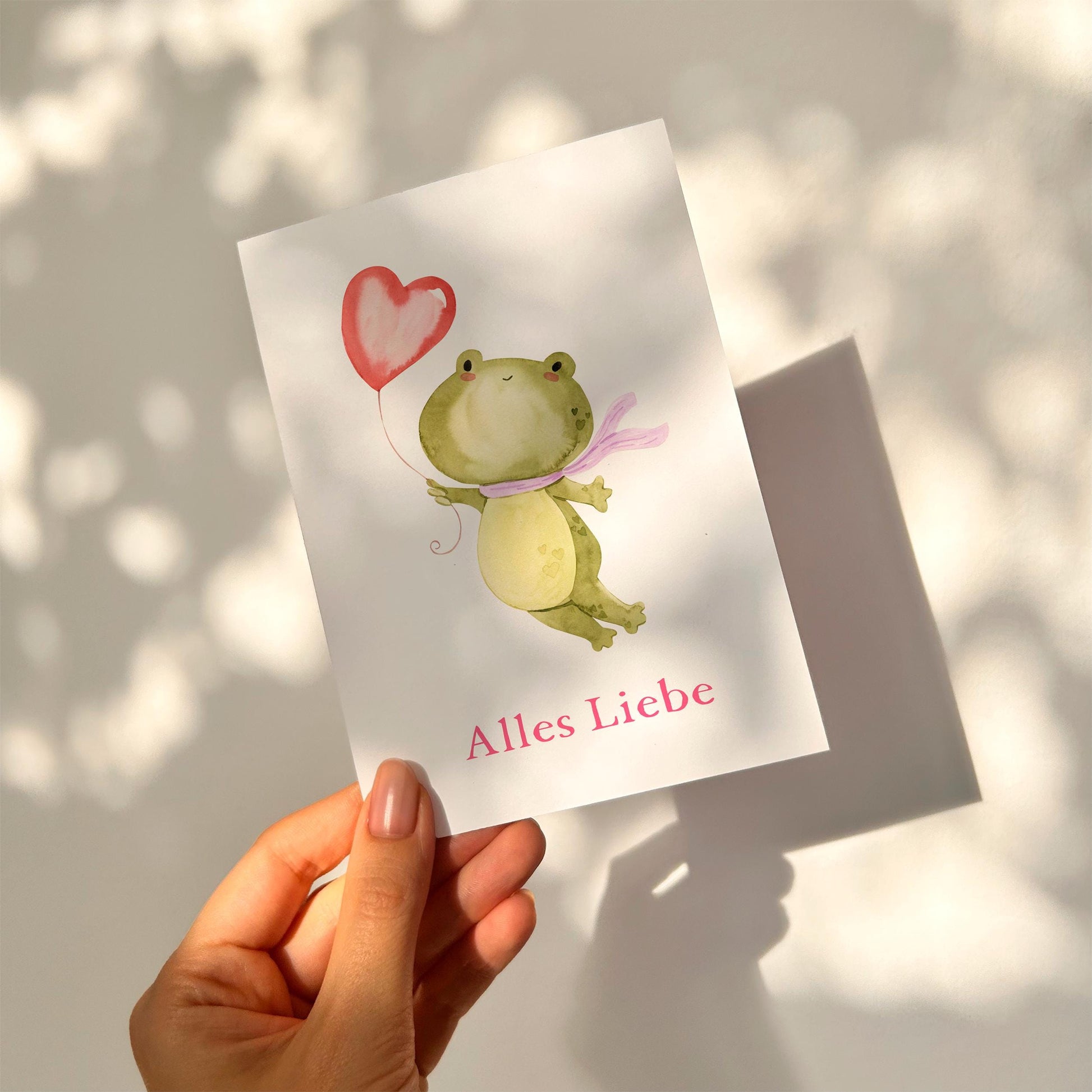 Postkarte Karte Frosch Alles Liebe A6 mit einem Froschmotiv und Alles Liebe-Schriftzug, gedruckt auf mattem 300g Naturpapier, ideal für persönliche Grüße.