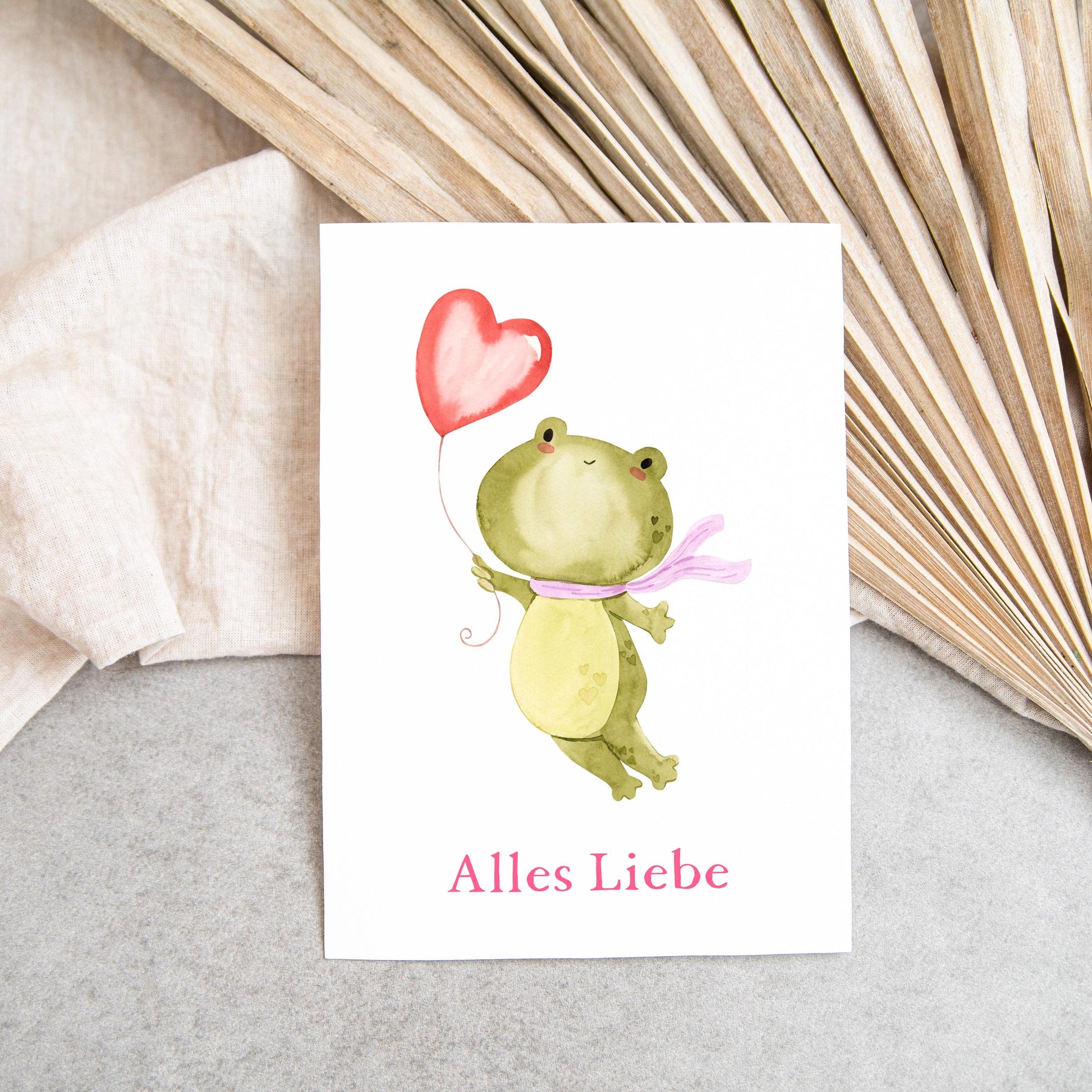 Postkarte Karte Frosch Alles Liebe A6 mit Frosch-Motiv und Alles Liebe Schriftzug, gedruckt auf stabilem 300g Naturpapier, beschreibbare Rückseite.