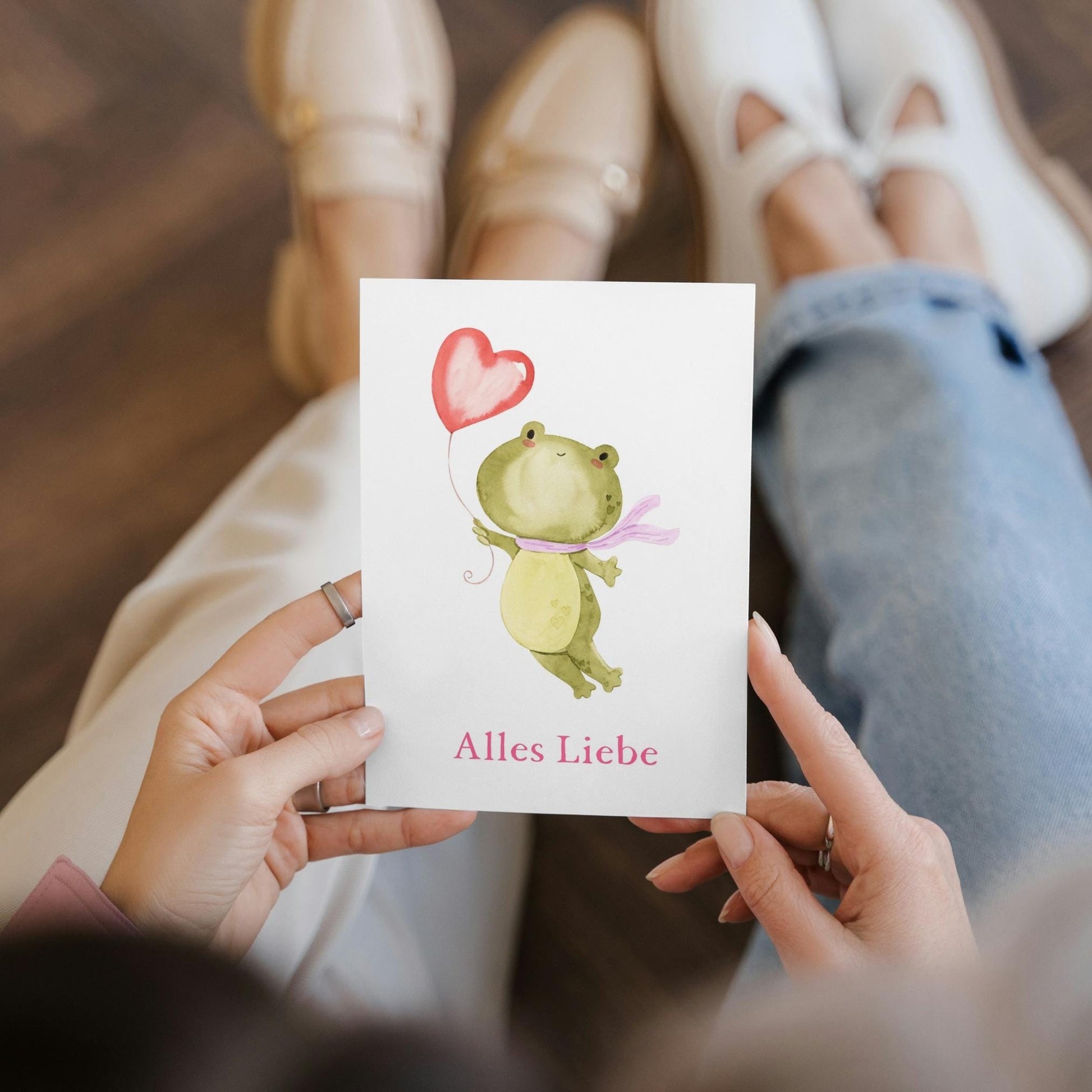 Postkarte Karte Frosch Alles Liebe A6 mit Frosch-Motiv und Alles Liebe Schriftzug, gedruckt auf mattes, beschreibbares Naturpapier in A6-Größe.