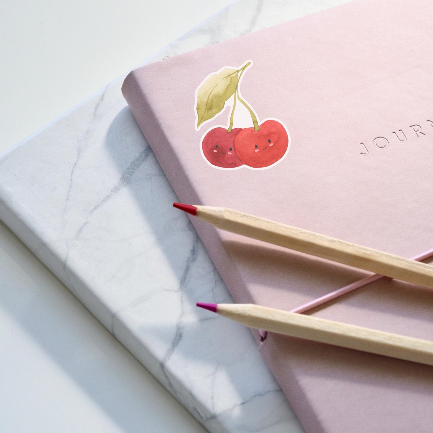 Sticker Set Erdbeere, Banane, Kirschen, Avocado, Zitrone, Birne: Sechs fröhliche Fruchtmotive als spritzfeste Vinyl-Aufkleber, ideal für Dekoration und Sammeln.