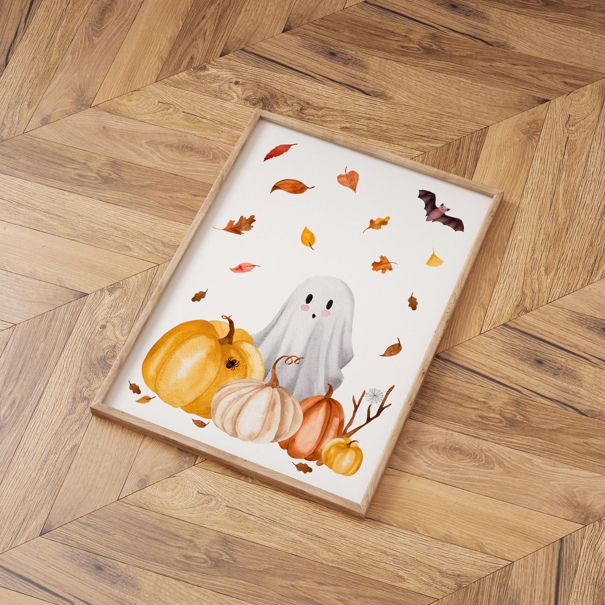 Poster Halloween Gespenst & Kürbis A5/A4/A3: Holzrahmen mit süßem Gespenst, Kürbissen, Blättern und Fledermaus auf Parkettboden. Ideal für Kinderzimmer oder Halloween-Deko.