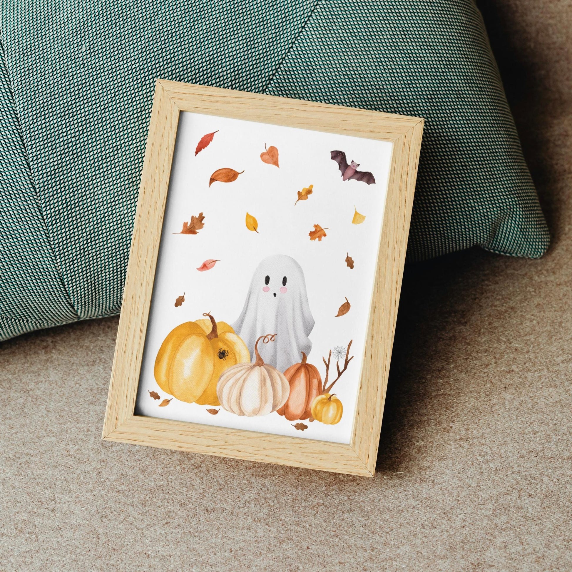 Poster Halloween Gespenst & Kürbis A5, A4 & A3 in Holzrahmen zeigt Geist, Kürbisse, Herbstblätter, Fledermaus und Spinne. Perfekt für Herbstdeko oder Kinderzimmer.