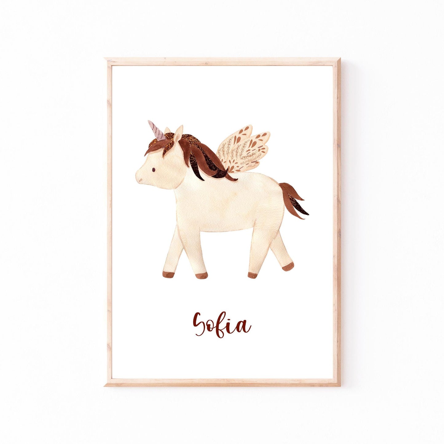 Geburtsposter Einhorn - personalisiert: Ein stilisiertes Einhorn mit Flügeln in einem Holzrahmen, darunter der Name Sofia in geschwungener Schrift.