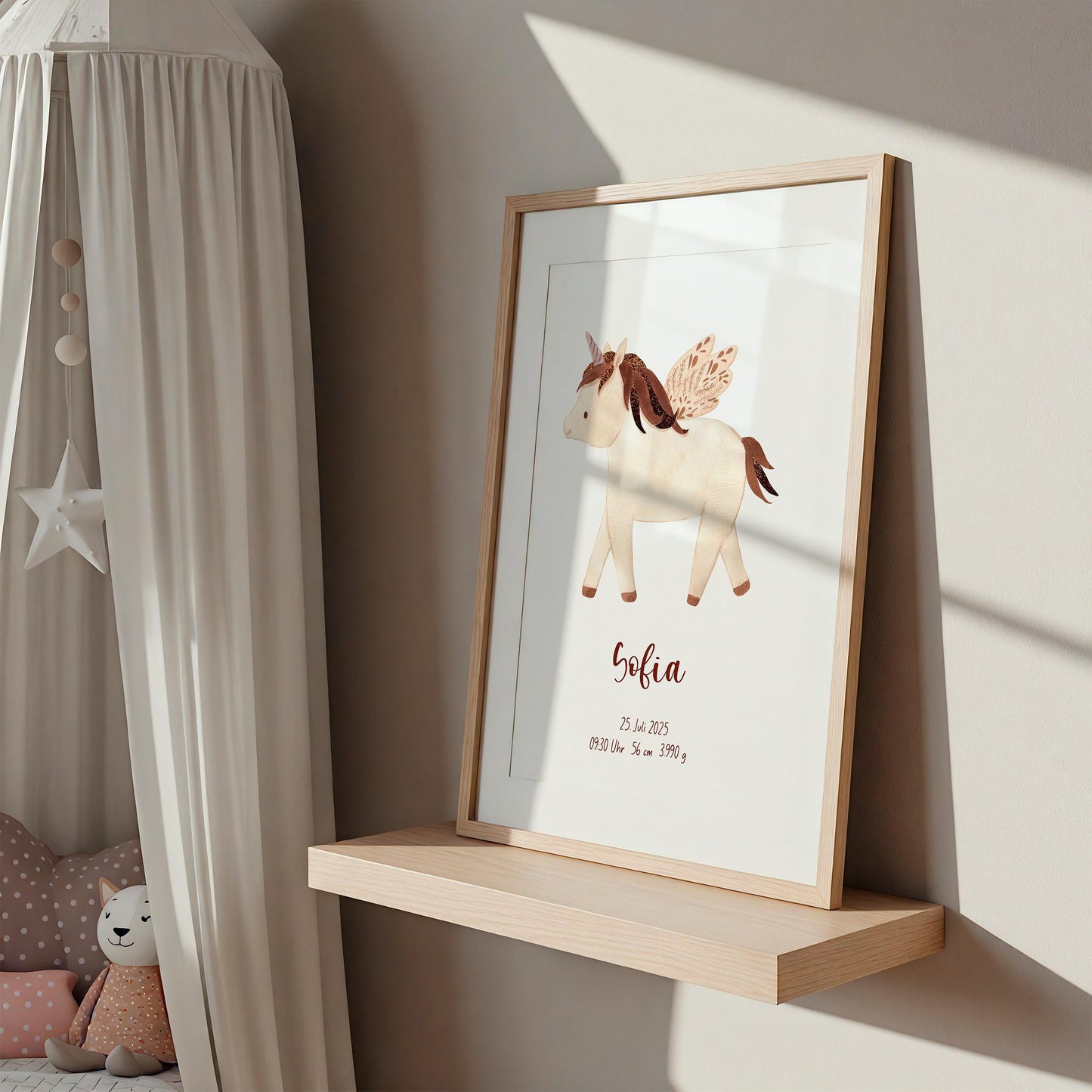 Personalisierbares Geburtsposter Einhorn: Aquarelldruck mit Namen Sofia und Geburtsdetails, dekorativ auf Holzregal im Kinderzimmer mit Mobile und Spielzelt platziert.