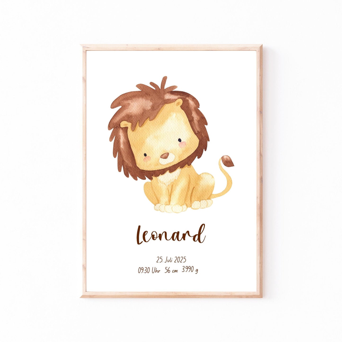Geburtsposter Löwe - personalisiert: Aquarell-Löwenmotiv mit Name Leonard und Geburtsdaten, eingerahmt in hellem Holz. Ideal für Kinderzimmerdekoration.