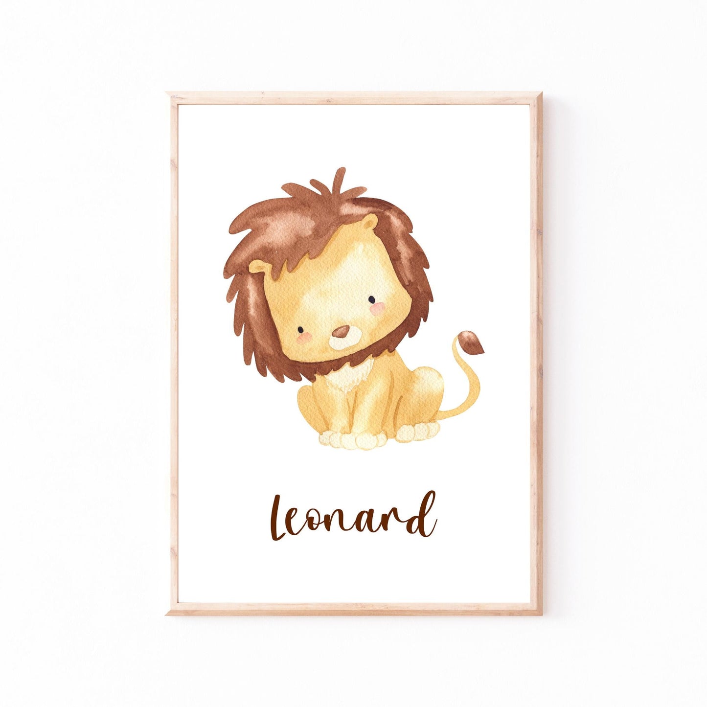 Geburtsposter Löwe - personalisiert: Ein Aquarell-Löwe mit brauner Mähne im Holzrahmen, darunter Leonard in geschwungener Schrift, ideal für Kinderzimmer-Dekoration.